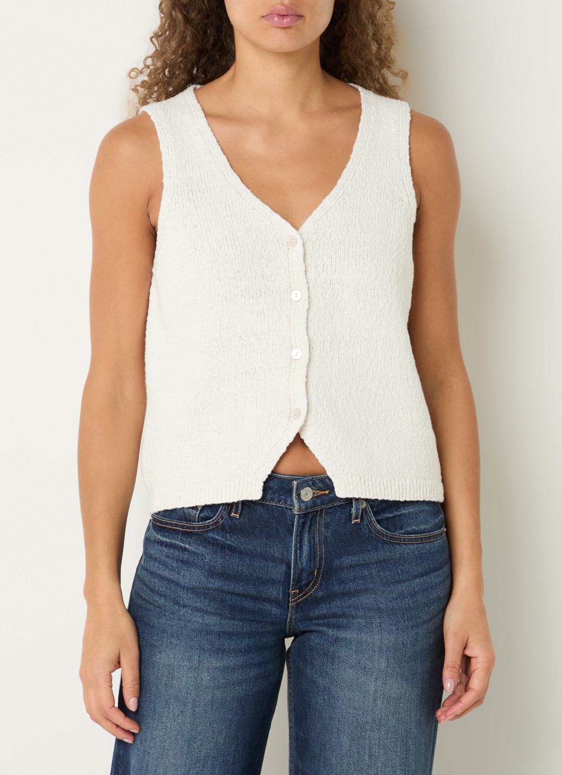 Levi's Helen grofgebreide gilet met V-hals - detail 4 gebroken wit