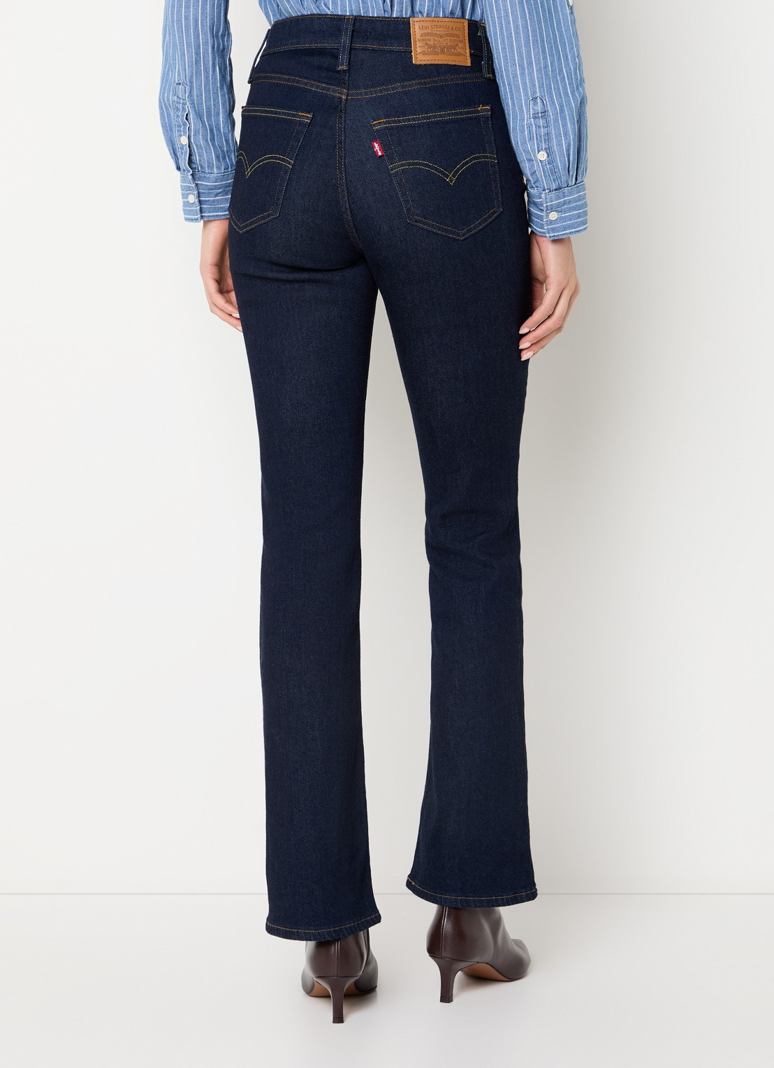 Levi's High waist flared jeans met donkere wassing  - achterkant 3 indigo