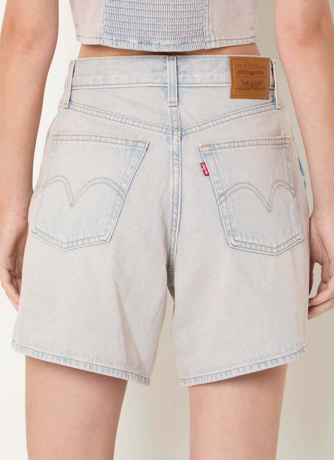 Levi's High waist wide fit korte broek met steekzakken - achterkant 2 indigo