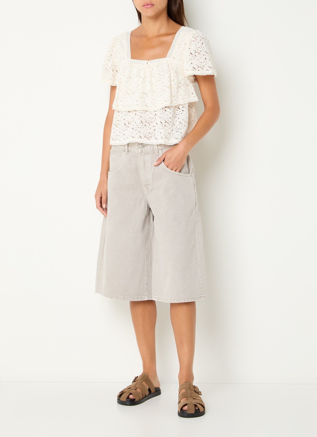 Levi's High waist wide fit korte broek van denim met gekleurde wassing - voorkant 2 lichtgrijs