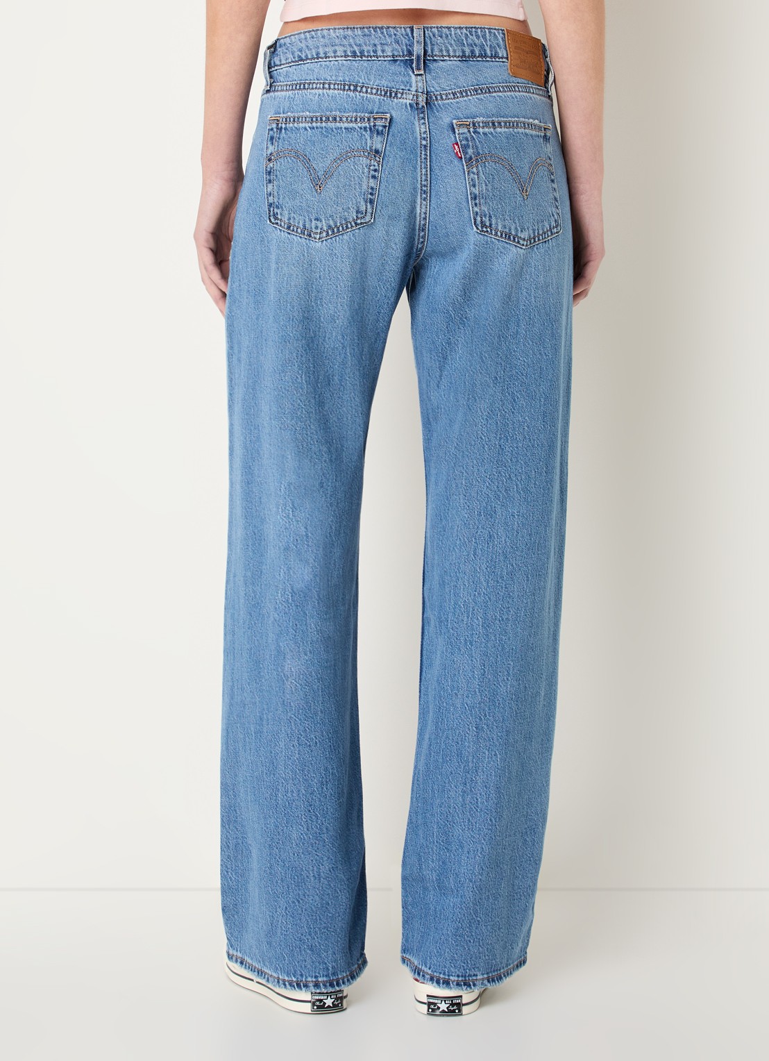 Levi's Low Loose low waist straight leg jeans met medium wassing - achterkant indigo