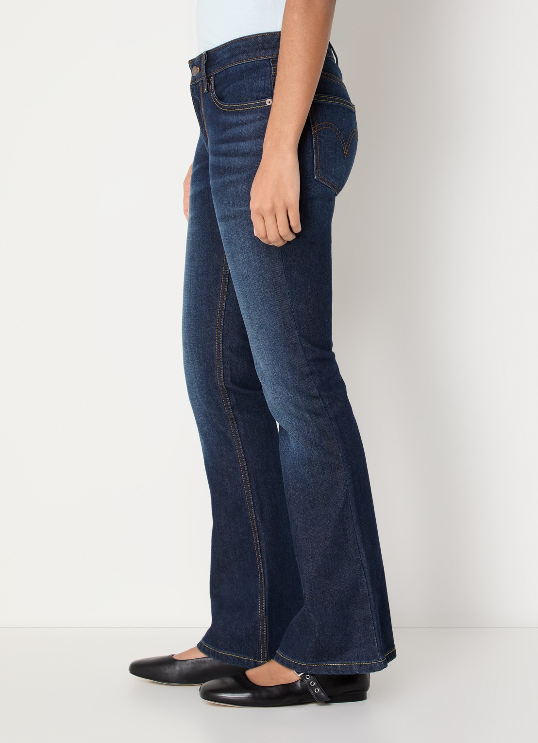 Levi's Low waist flared jeans met donkere wassing - detail 4 indigo