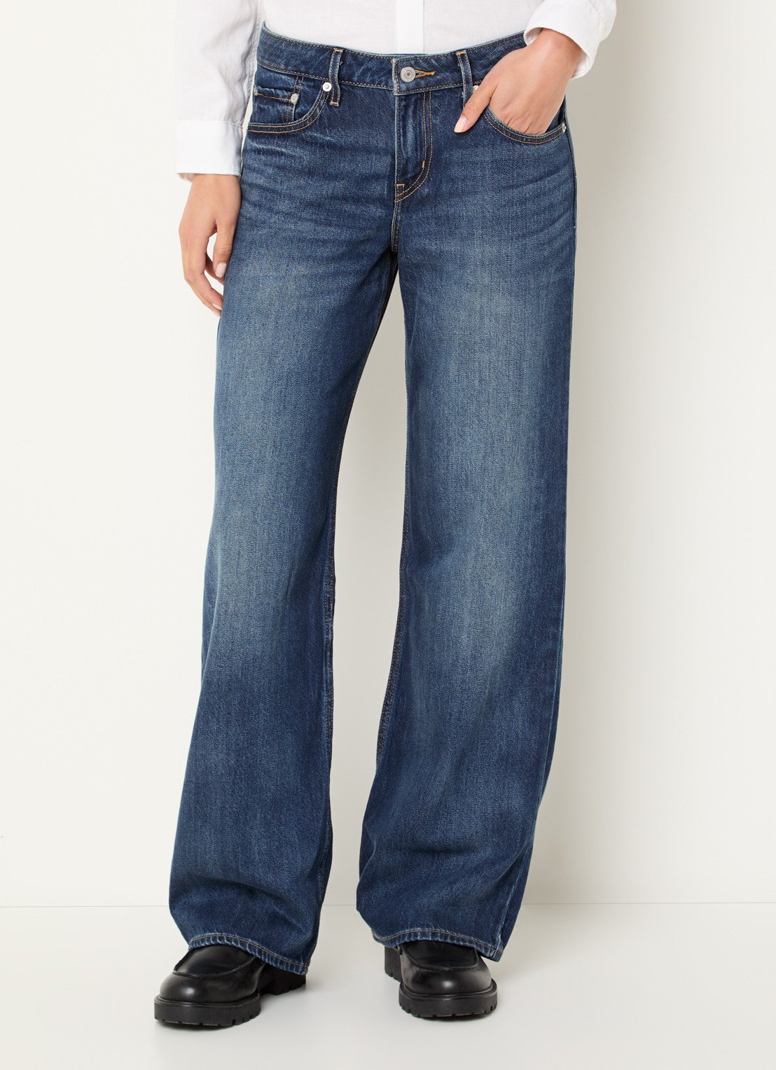 Levi's Low waist loose fit jeans met medium wassing - detail indigo