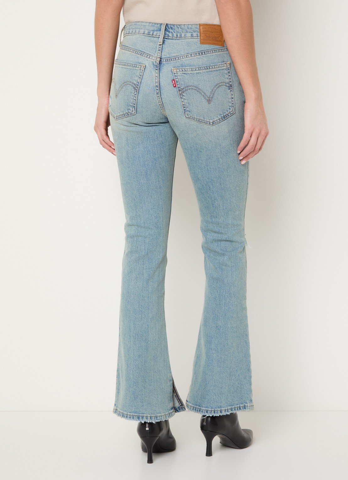 Levi's Mid waist bootcut jeans met lichte wassing en destroyed afwerking - achterkant indigo