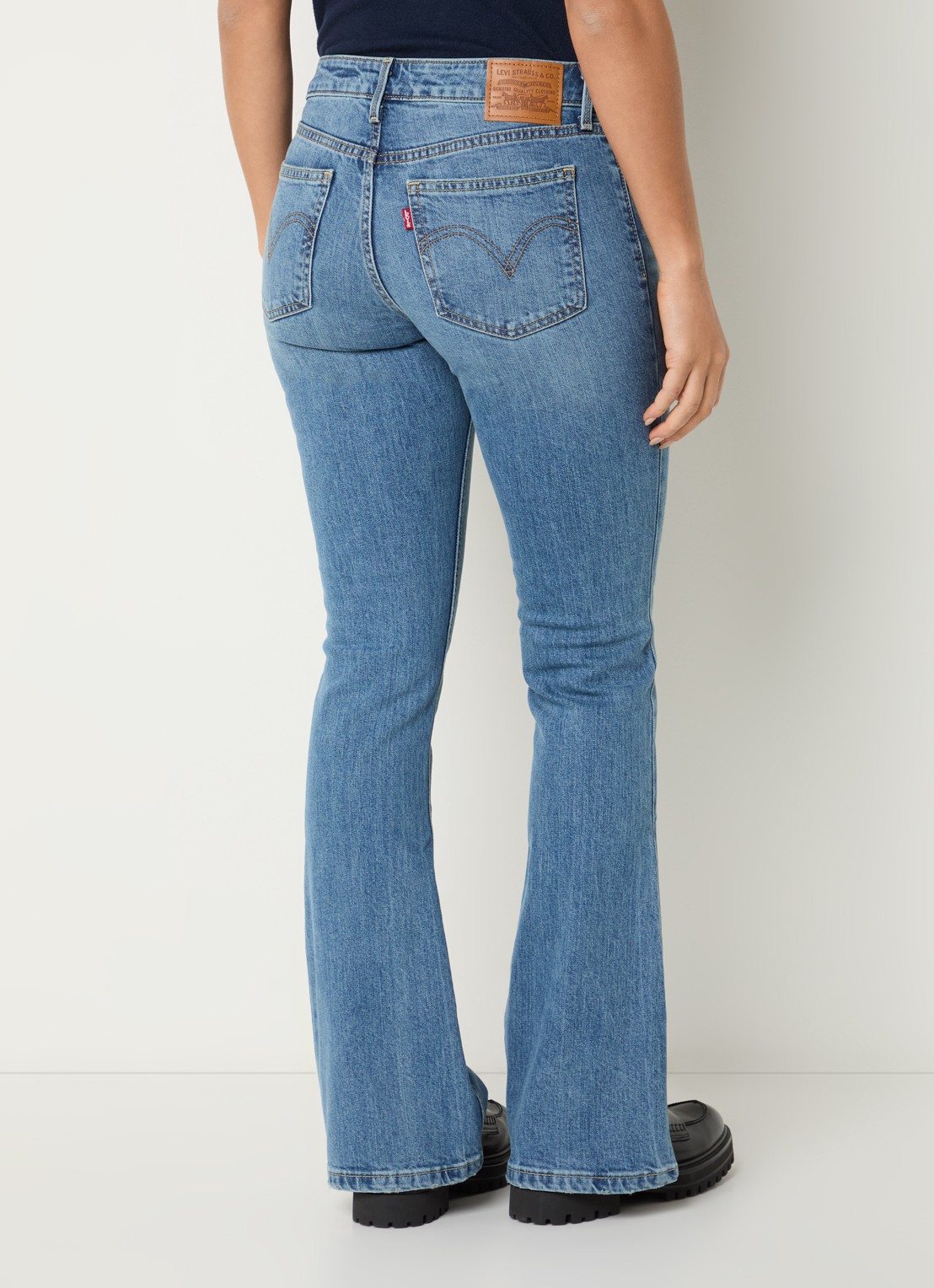 Levi's Mid waist bootcut jeans met medium wassing - achterkant 5 indigo