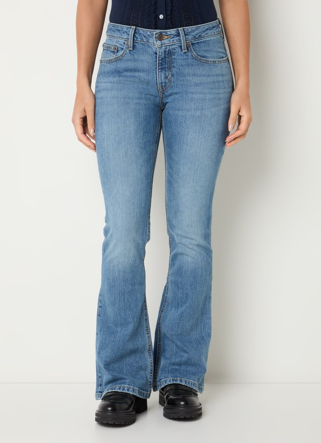 Levi's Mid waist bootcut jeans met medium wassing - detail 3 indigo