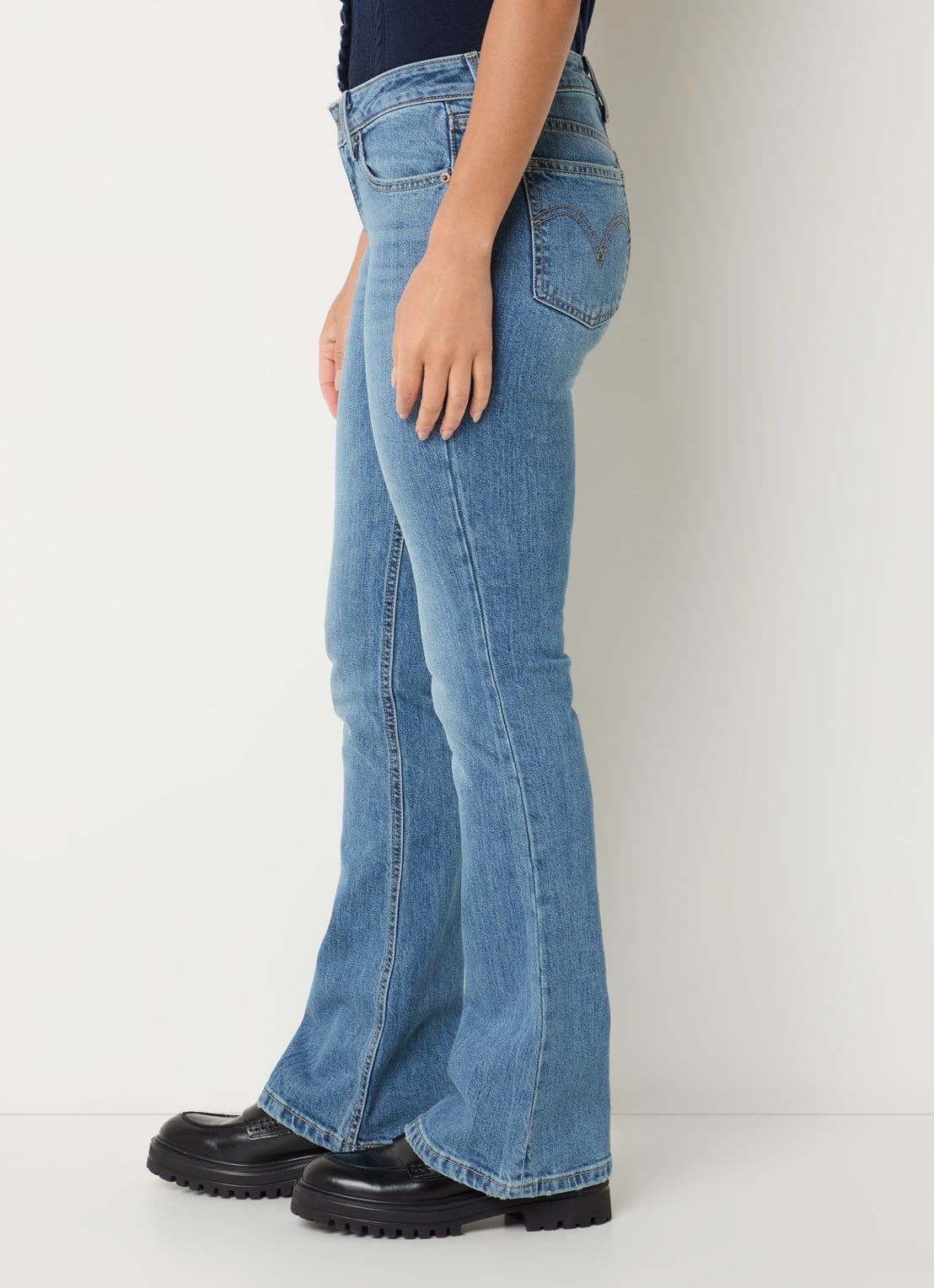Levi's Mid waist bootcut jeans met medium wassing - detail 4 indigo