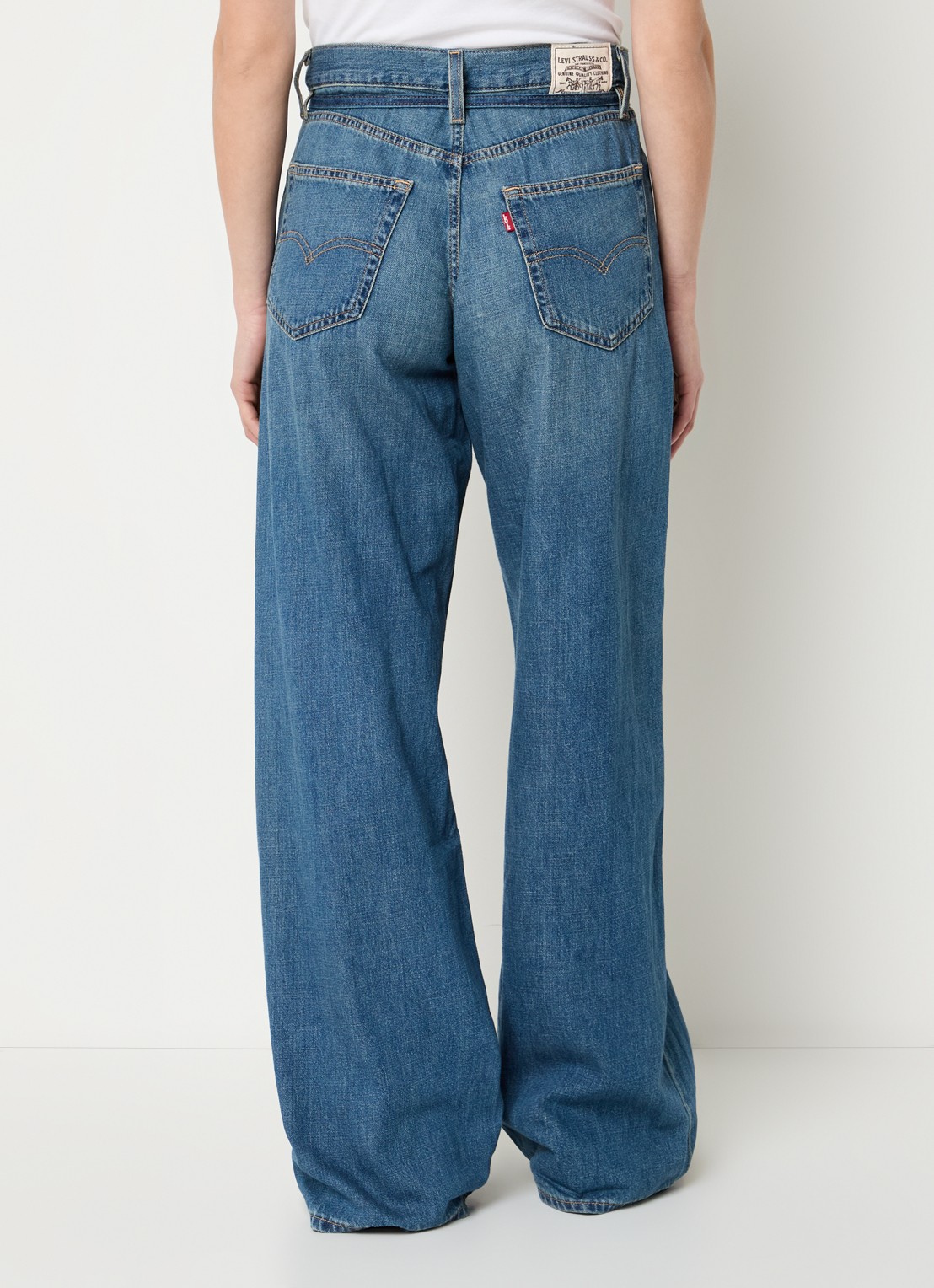 Levi's Mid waist wide leg jeans met medium wassing - achterkant indigo