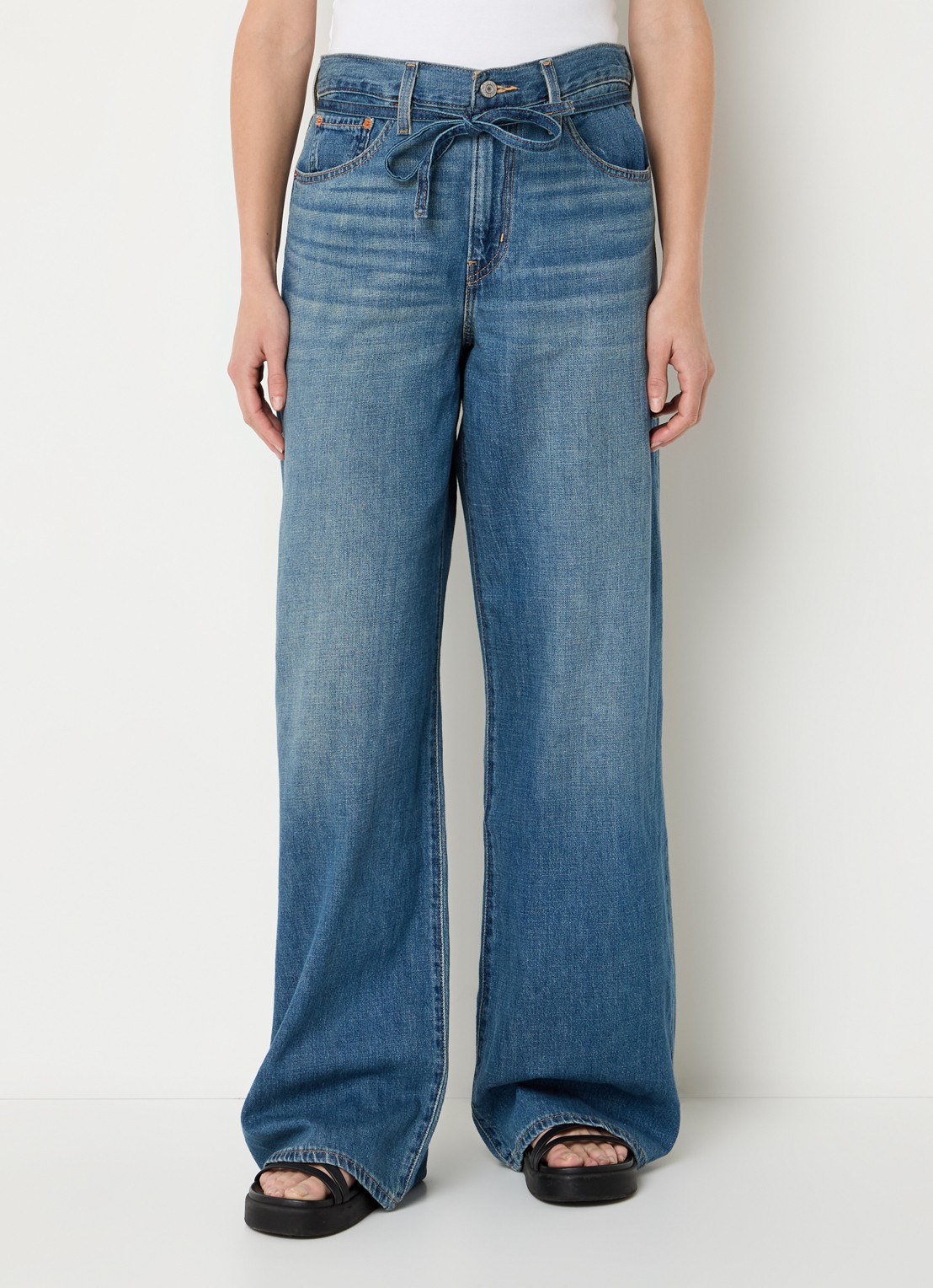 Levi's Mid waist wide leg jeans met medium wassing - detail 4 indigo