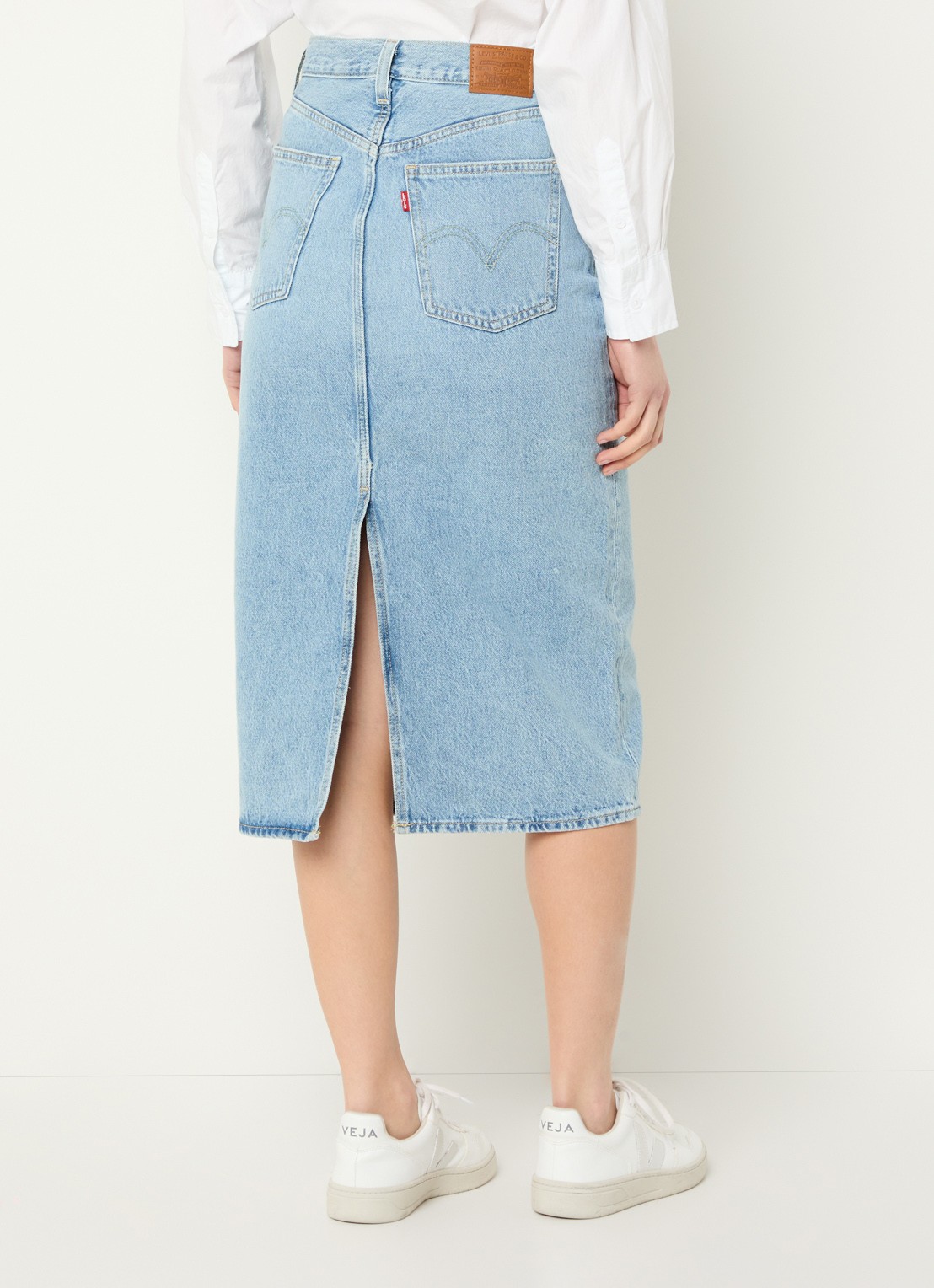 Levi's Midi spijkerrok met split - achterkant lichtblauw