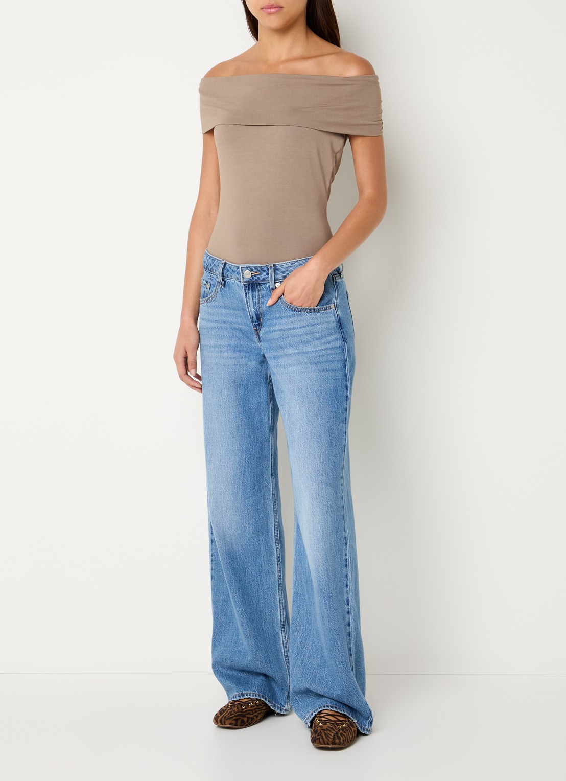 Levi's Off shoulder top - voorkant 4 donkerbeige