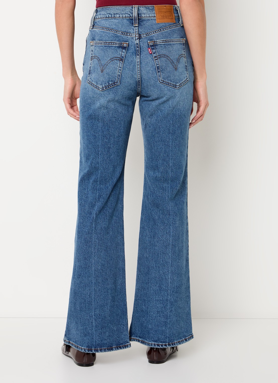 Levi's Ribcage high waist flared jeans met lichte wassing - achterkant 3 indigo