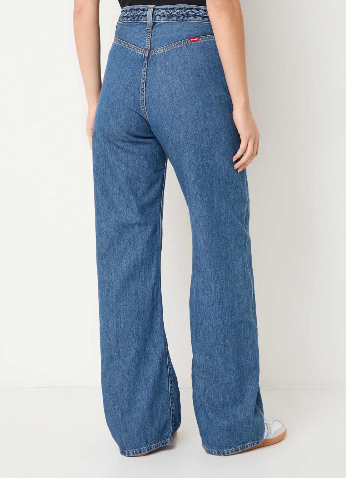 Levi's Ribcage high waist wide leg jeans met medium wassing - achterkant indigo