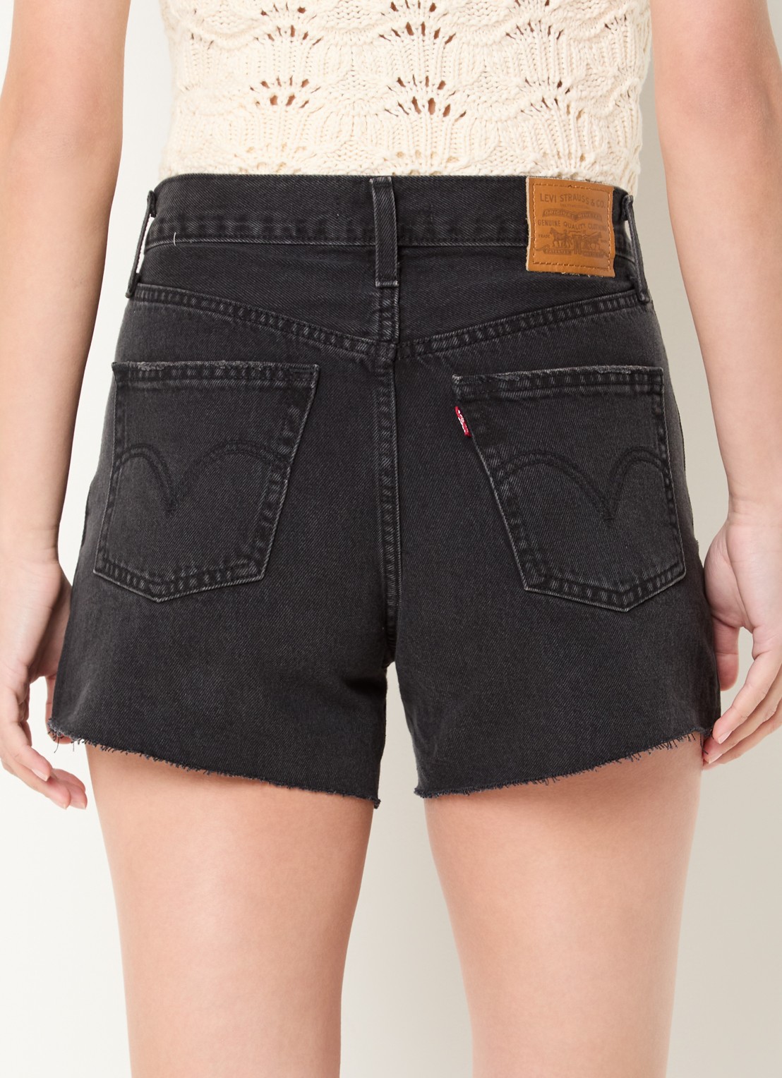 Levi's Ribcage mid waist slim fit korte broek van denim met gekleurde wassing - achterkant zwart