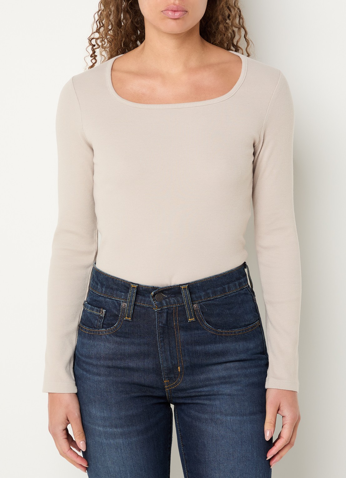 Levi's Ribgebreide longsleeve met rechthoekige hals - detail 4 zand