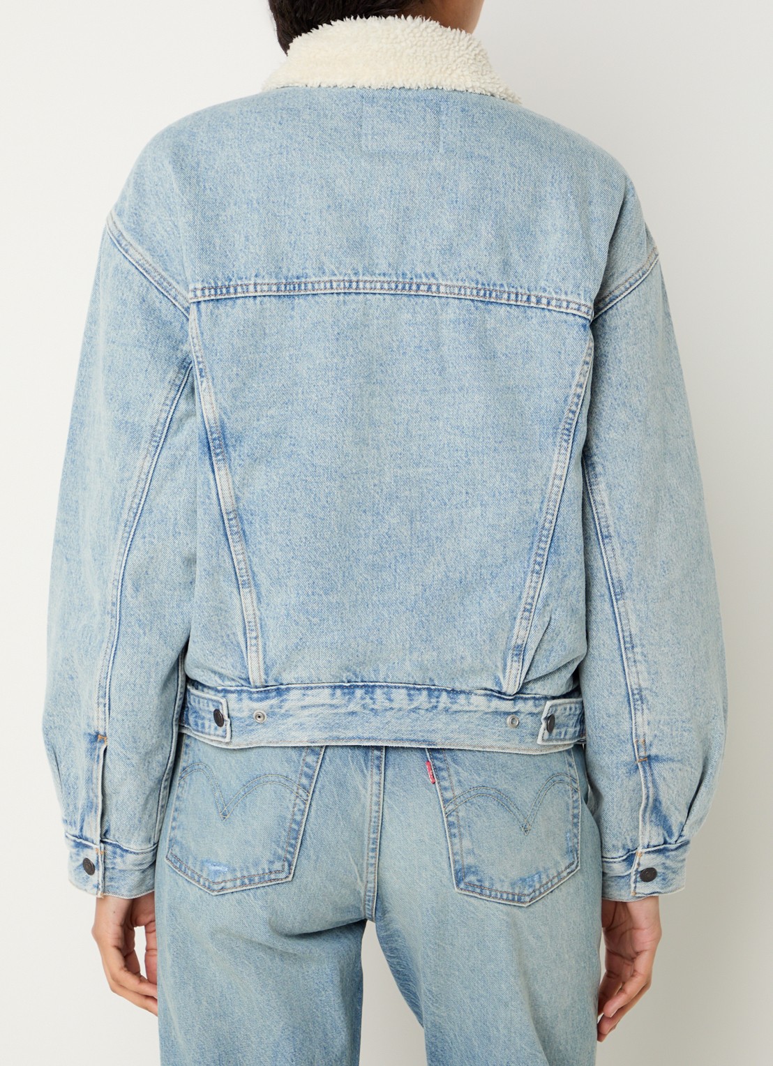 Levi's Sherpa spijkerjas met teddy voering en steekzakken - achterkant lichtblauw