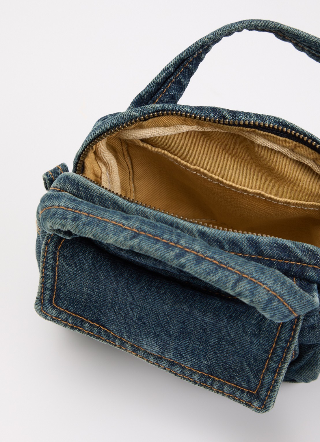 Levi's Small Blake Grungy Girl crossbodytas van denim met afneembare schouderriem - detail indigo