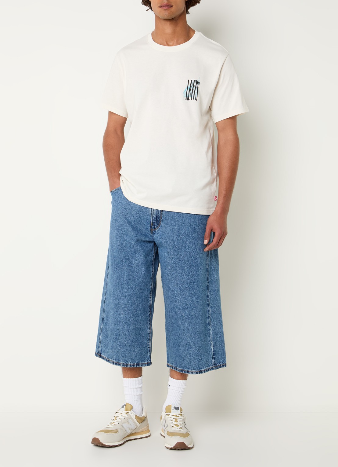 Levi's Stillness T-shirt met logo- en backprint - voorkant 2 gebroken wit