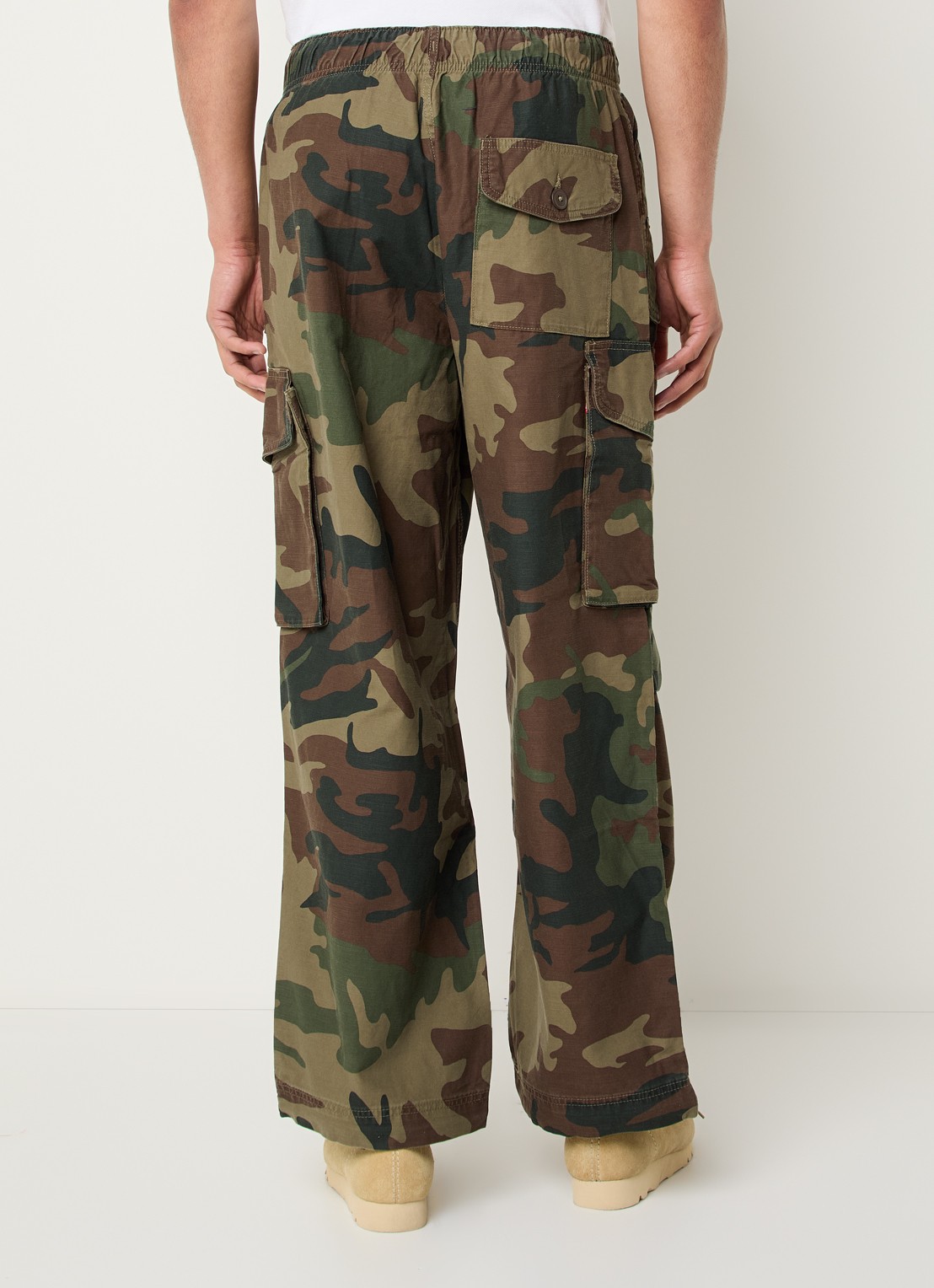 Levi's Straight fit cargobroek met camouflageprint en klepzakken - achterkant legergroen