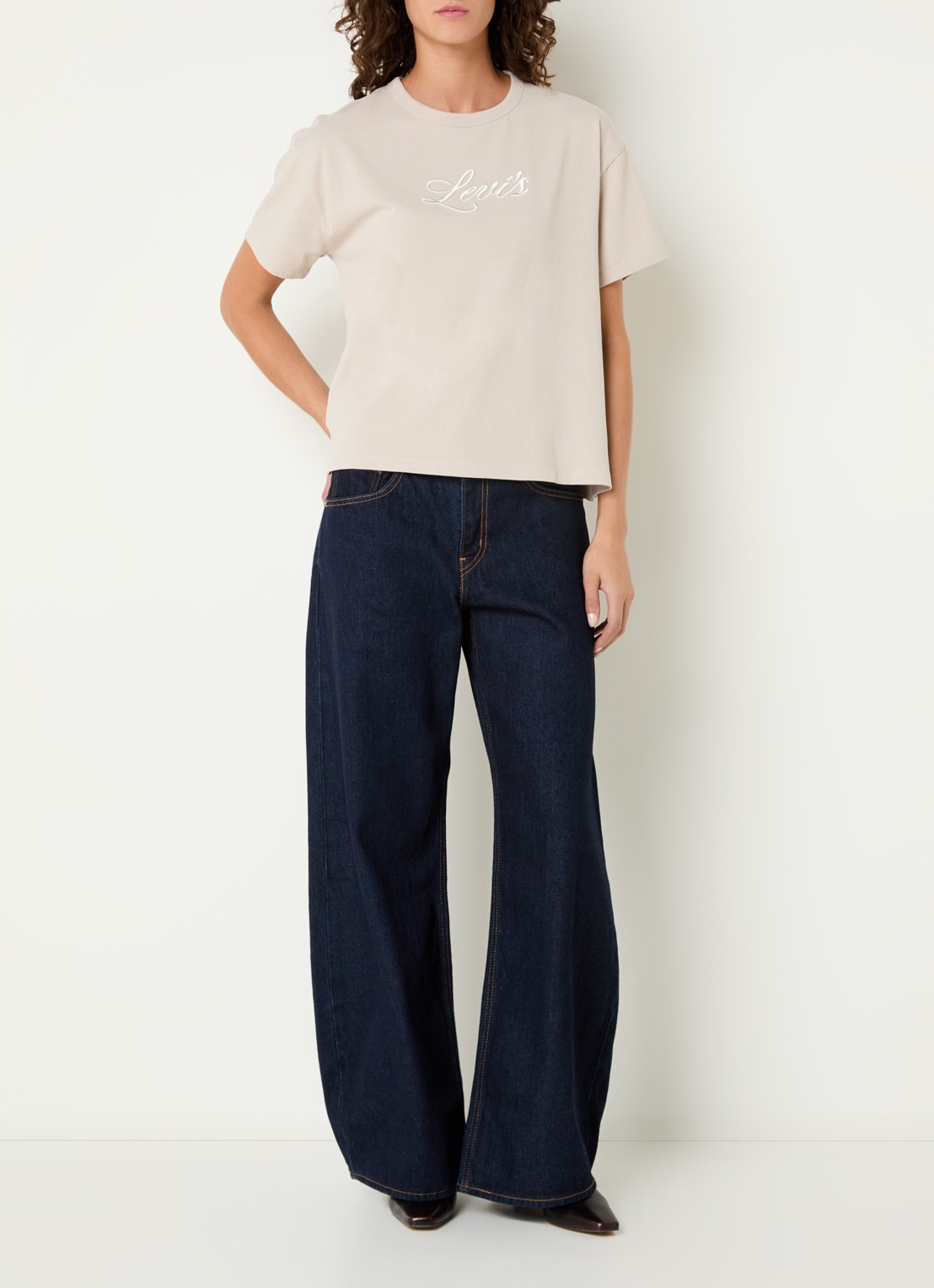 Levi's T-shirt met logoborduring - voorkant 4 beige