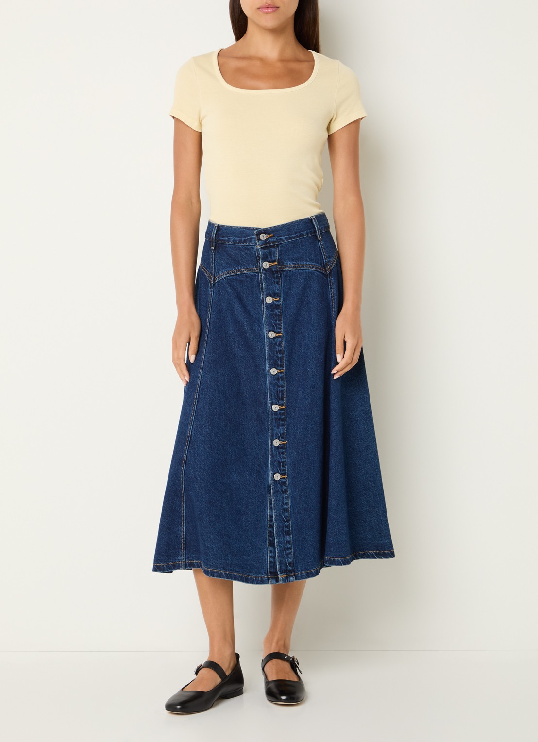 Levi's T-shirt met rechthoekige hals - voorkant 4 lichtgeel