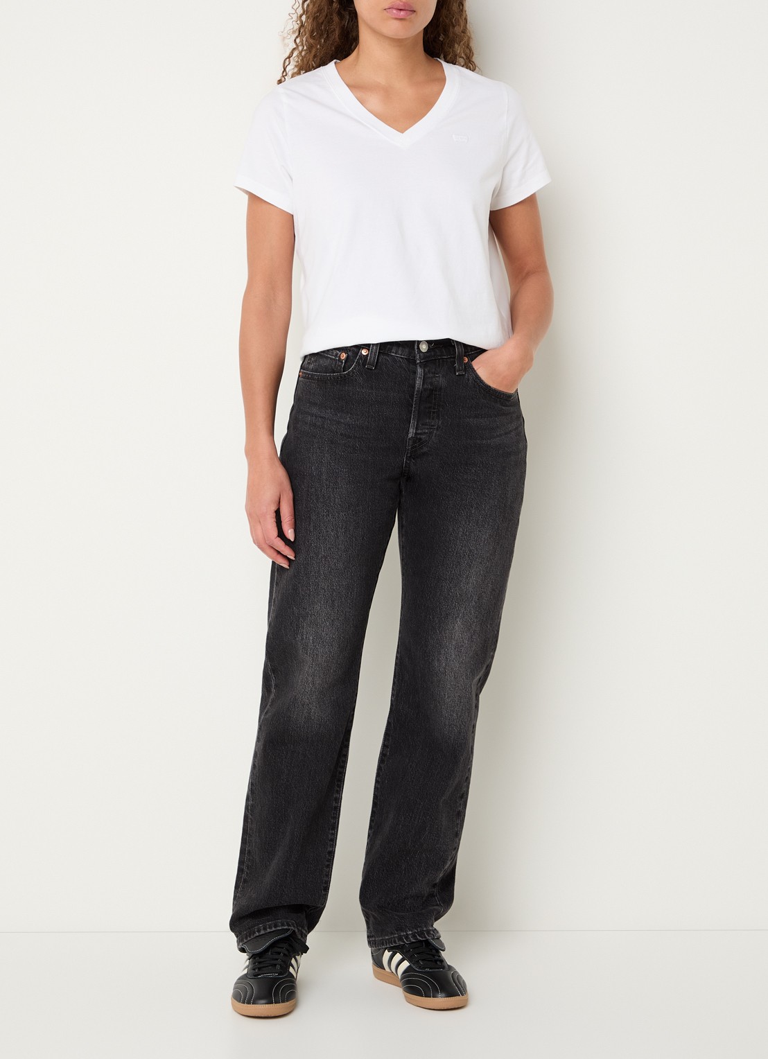 Levi's T-shirt met V-hals - voorkant 4 wit
