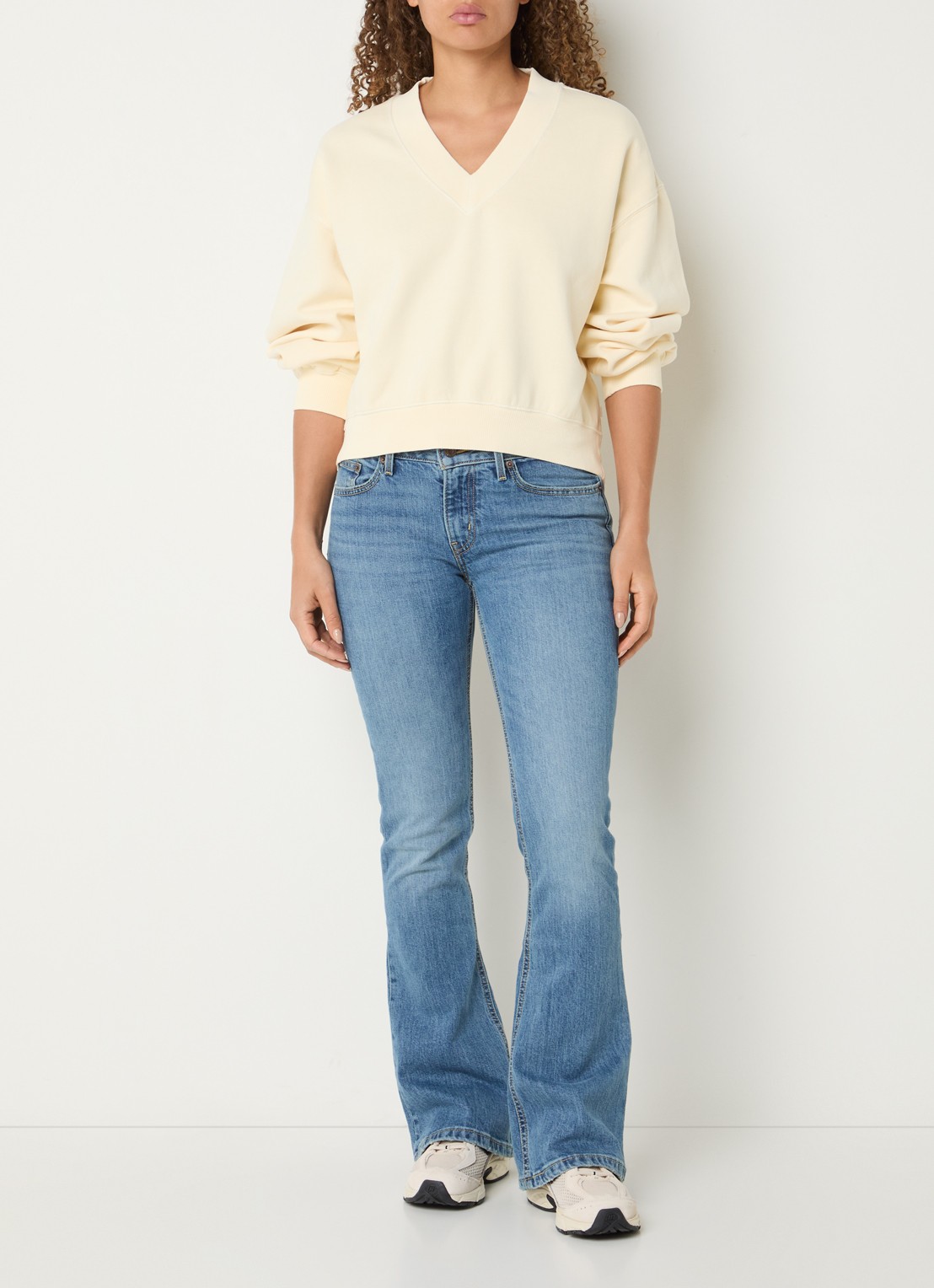 Levi's Vintage cropped sweater met V-hals - voorkant 4 lichtgeel