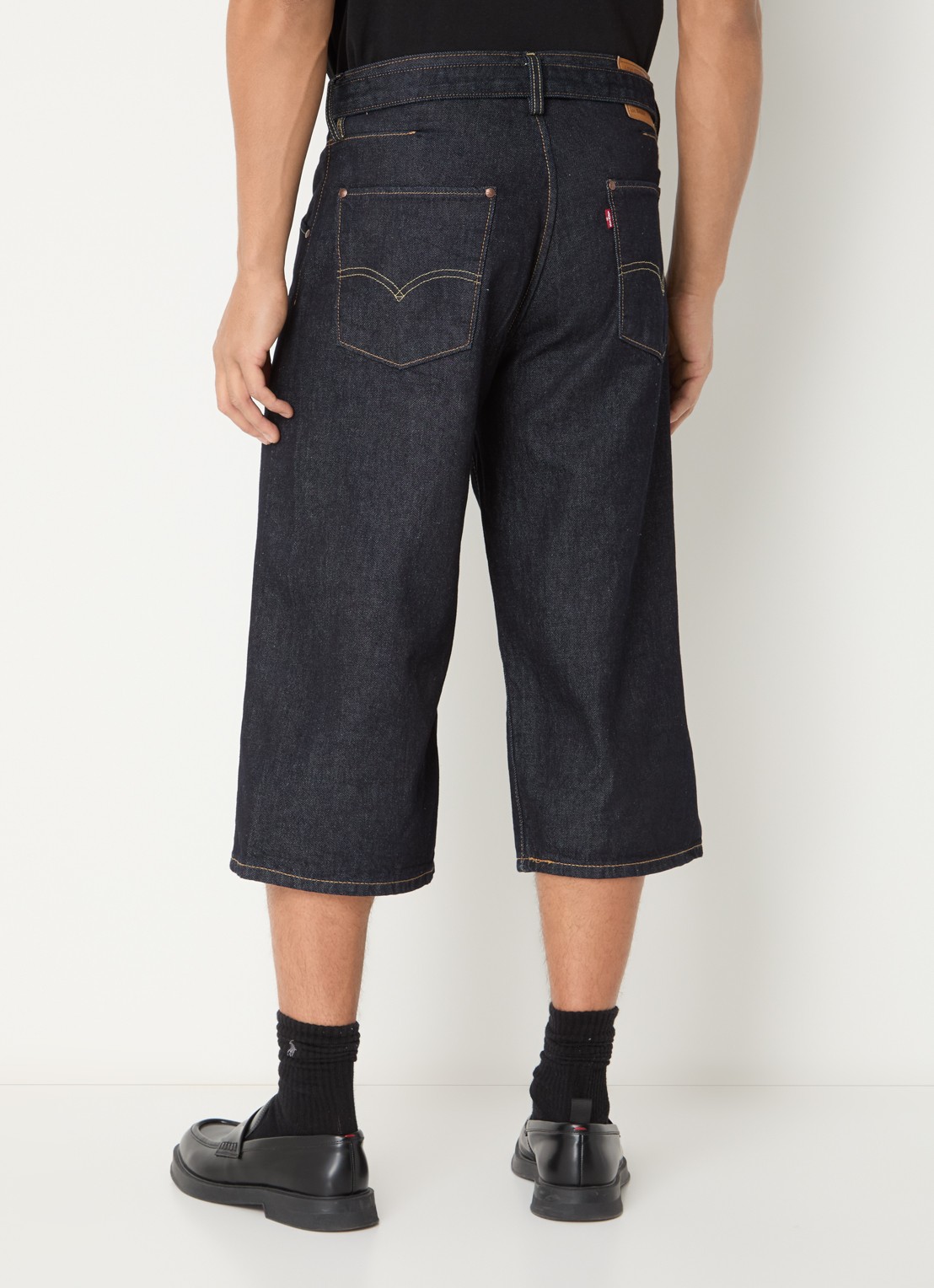 Levi's Wide fit korte broek van denim met donkere wassing en ceintuur - achterkant indigo