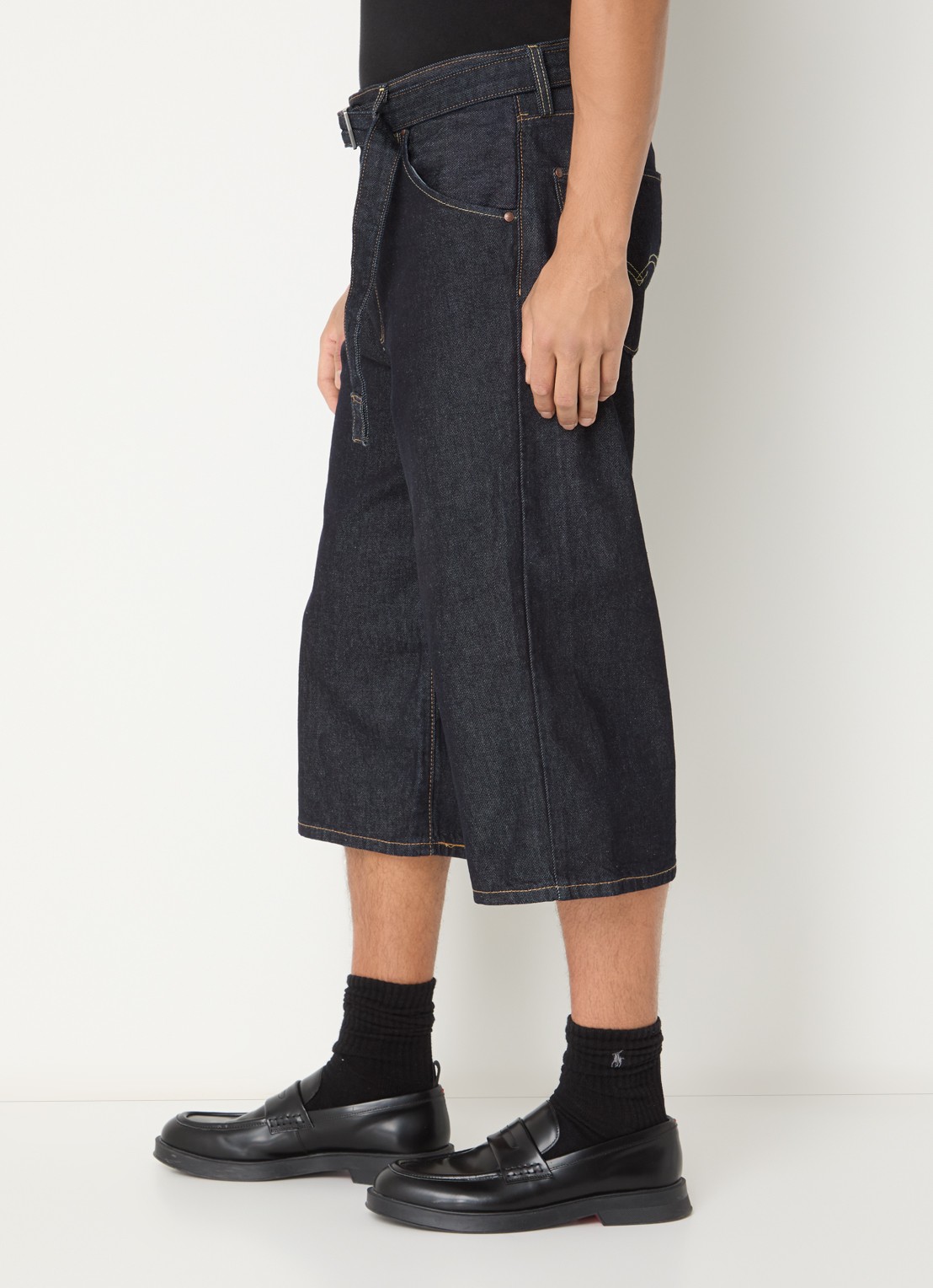 Levi's Wide fit korte broek van denim met donkere wassing en ceintuur - detail 5 indigo