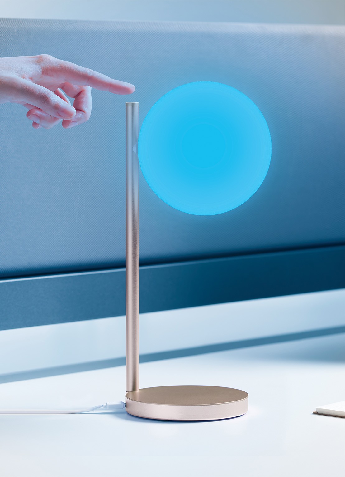 Lexon Bubble tafellamp met oplaadfunctie 30 cm - detail 4 goud