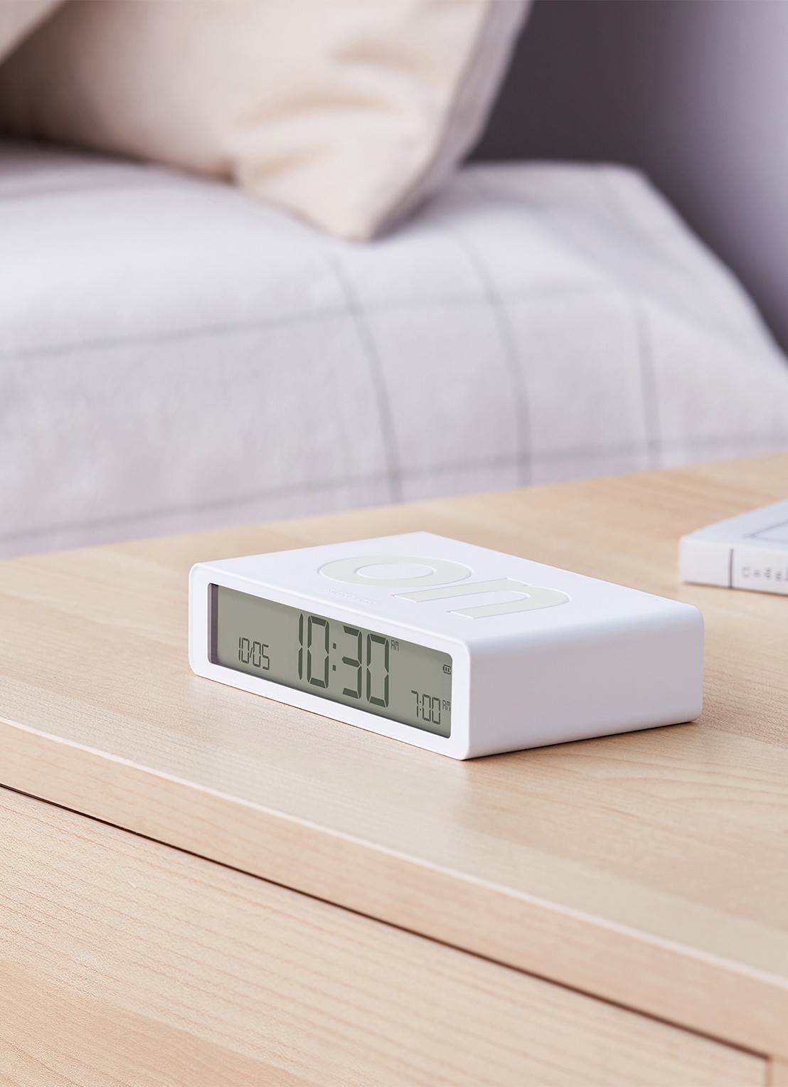 Lexon Flip Classic wekker - detail 3 wit