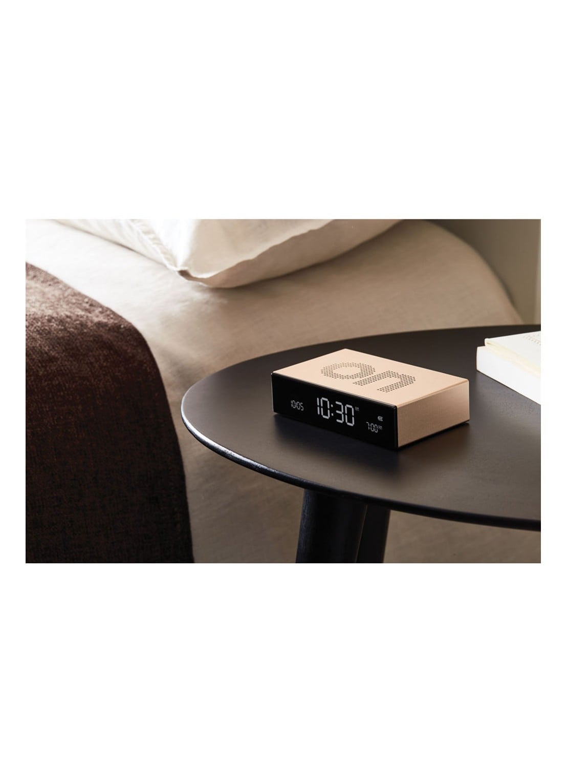 Lexon Flip Premium digitale wekker - detail 7 beige
