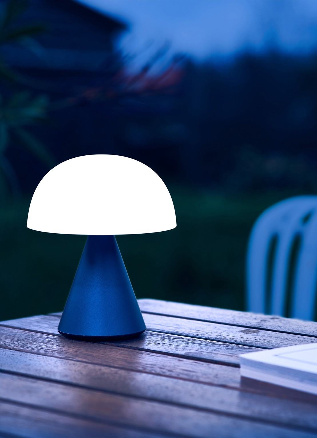 Lexon Mina M tafellamp Ø9,2 cm - achterkant donkerblauw