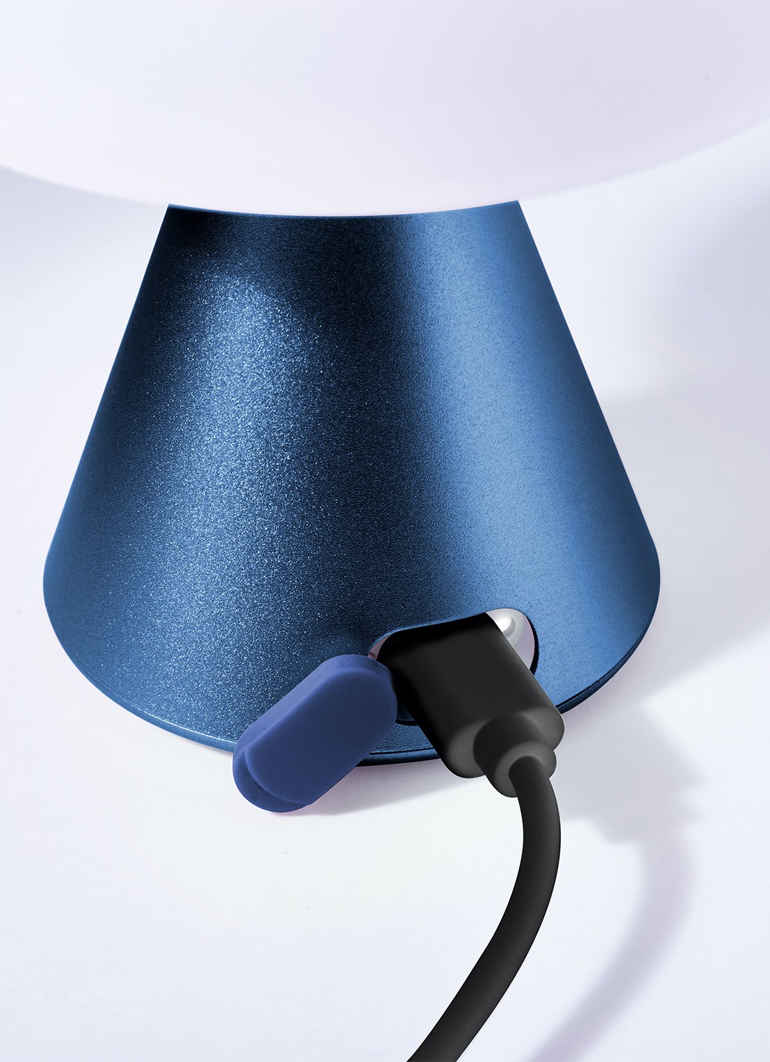 Lexon Mina M tafellamp Ø9,2 cm - voorkant 2 donkerblauw