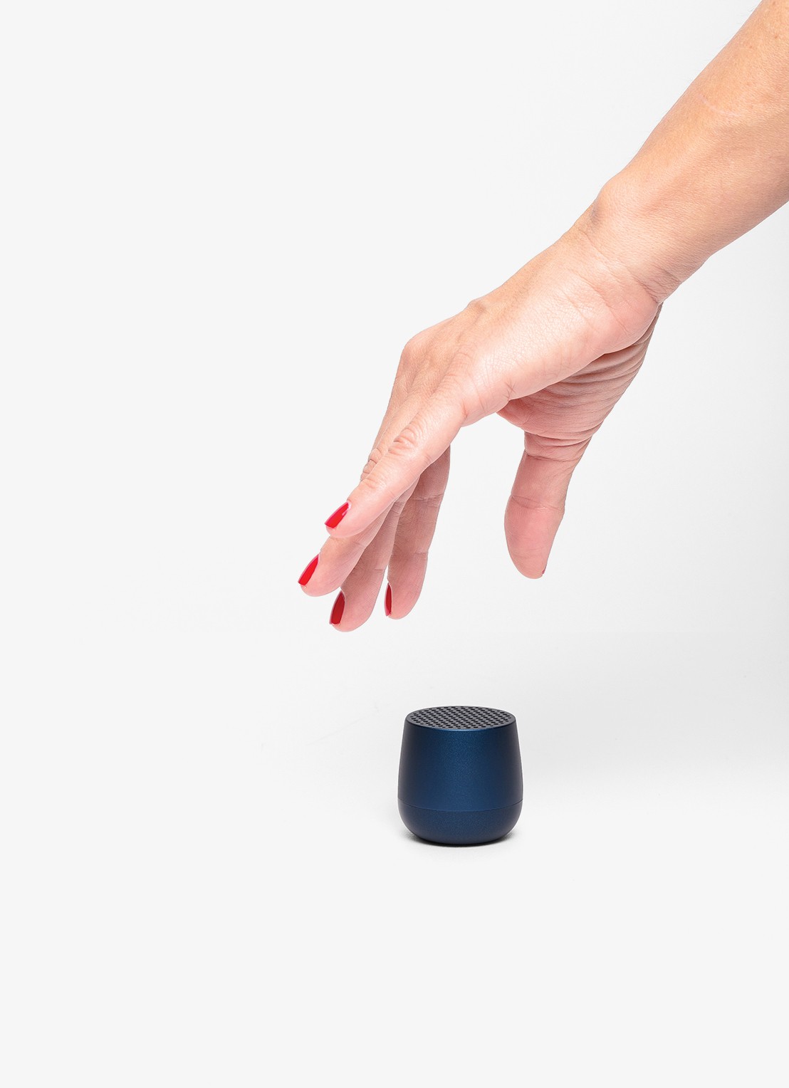 Lexon Mino+ draadloze bluetooth speaker - detail 5 donkerblauw