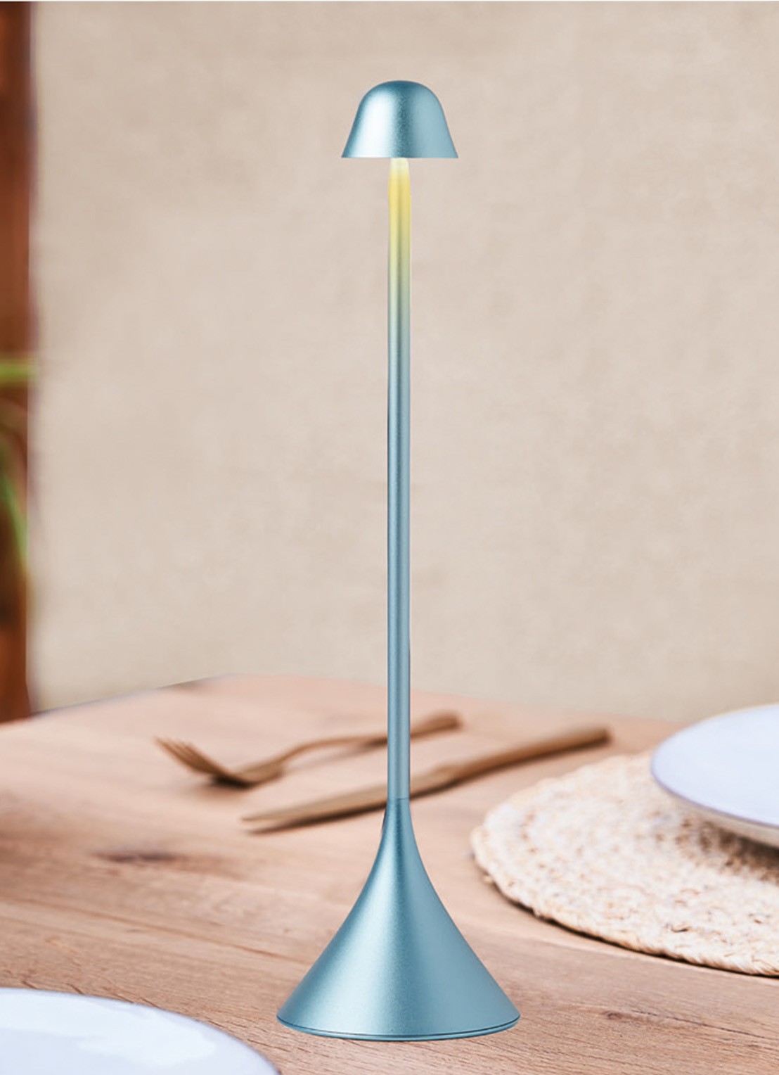 Lexon Steli Bell draadloze tafellamp 28,6 cm x Ø7,7 cm - voorkant 3 lichtblauw