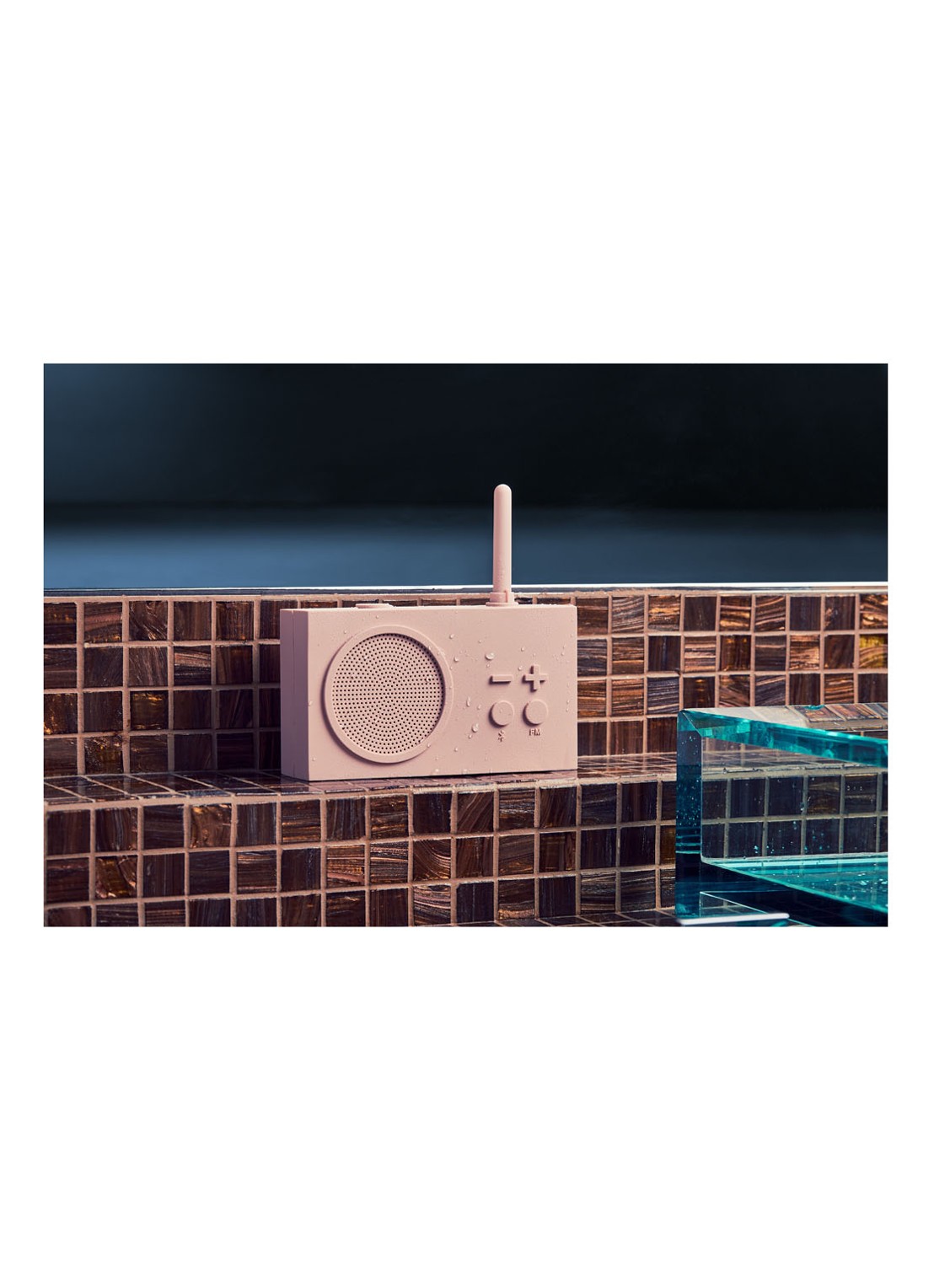 Lexon Tykho 3 waterproof radio & bluetooth speaker - detail 4 oudroze