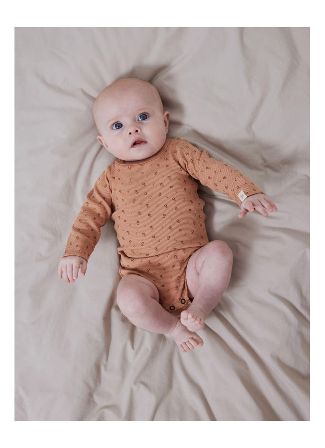 Lil 'Atelier NBFGago ribgebreide romper in  katoenblend - voorkant 2 zand