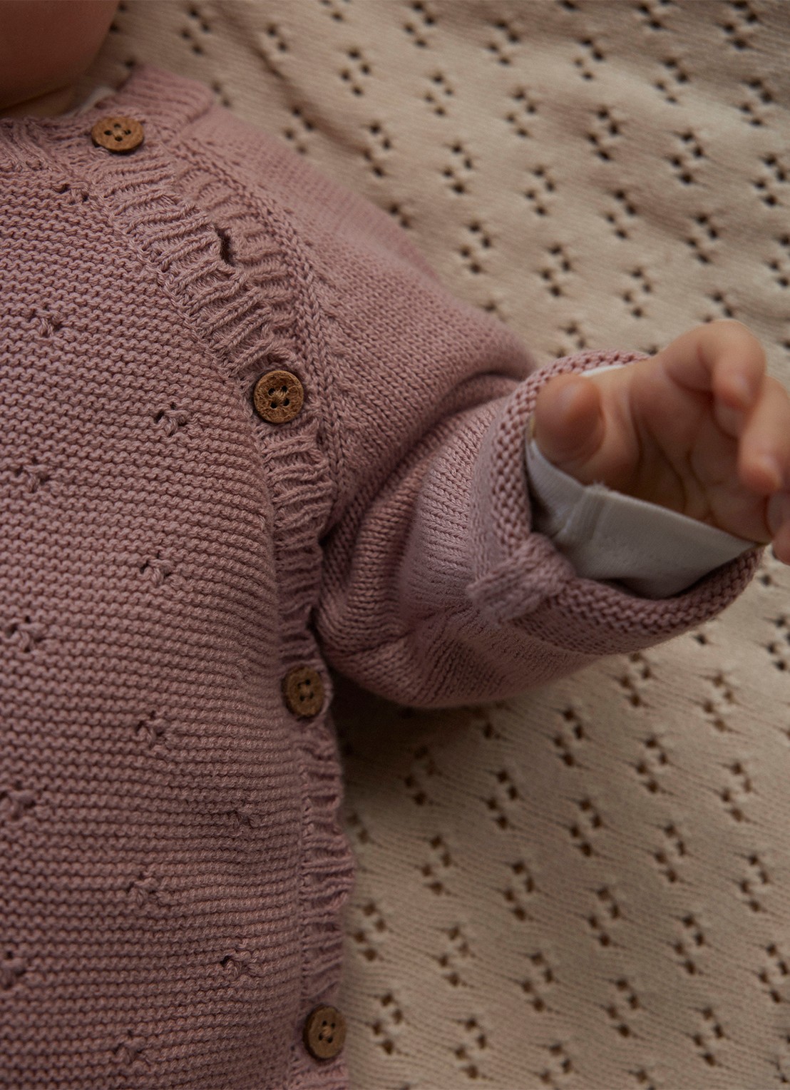 Lil 'Atelier NBFLaguna grofgebreid vest met opengewerkt dessin - detail 3 zalmroze