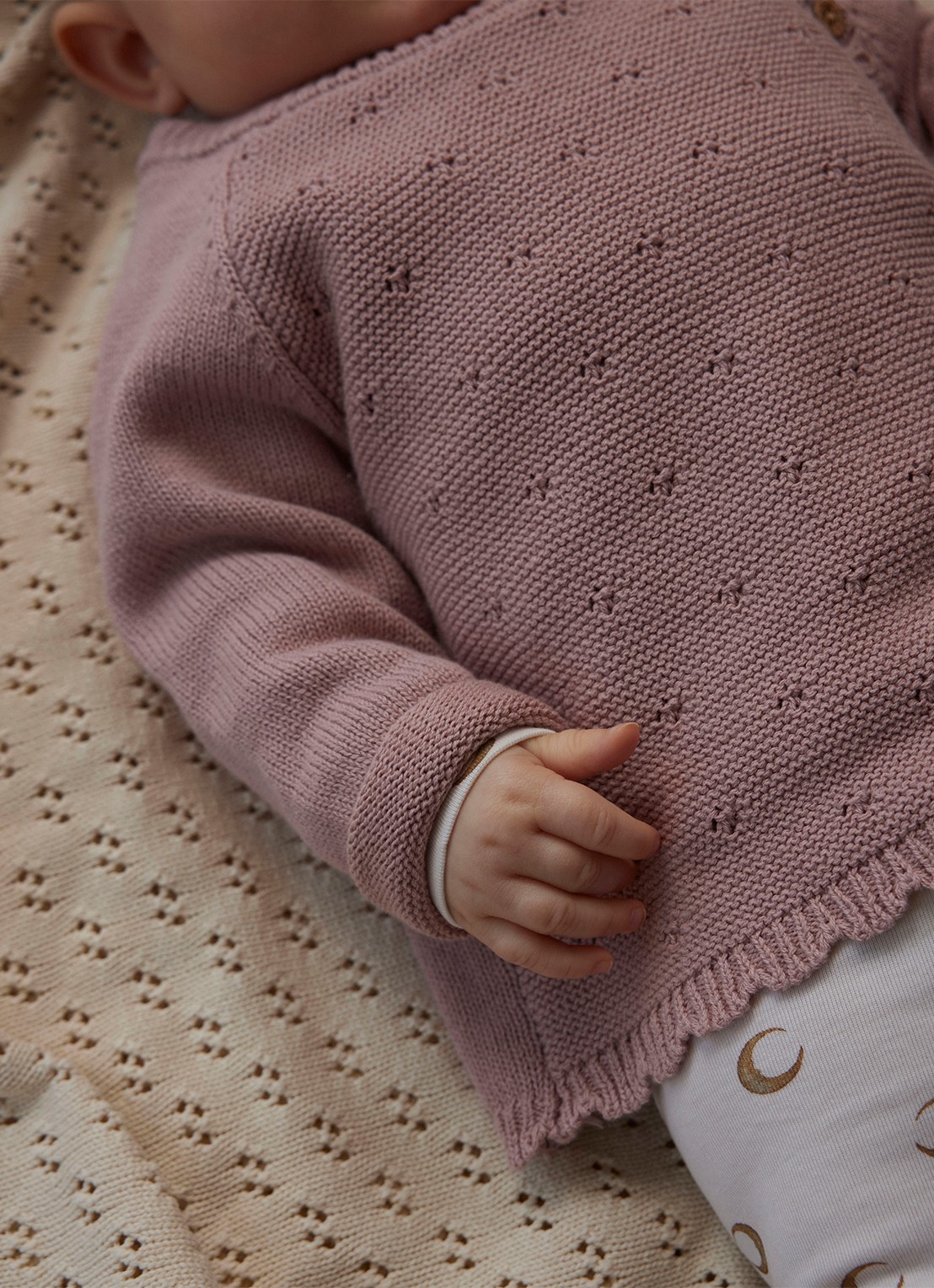 Lil 'Atelier NBFLaguna grofgebreid vest met opengewerkt dessin - voorkant 5 zalmroze
