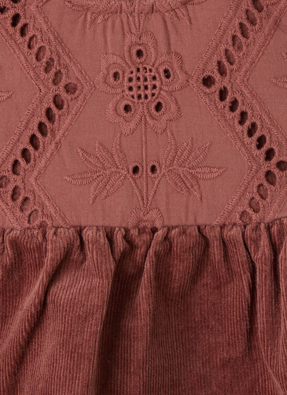 Lil 'Atelier NBFOnellas jurk met opengewerkt dessin - detail mahoniebruin