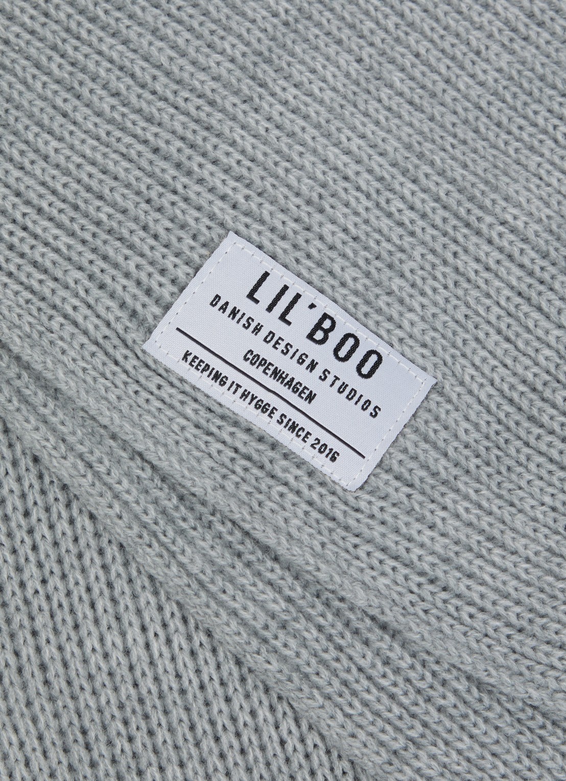 Lil' Boo Hygge grofgebreide sjaal met logo - detail 2 grijsmele