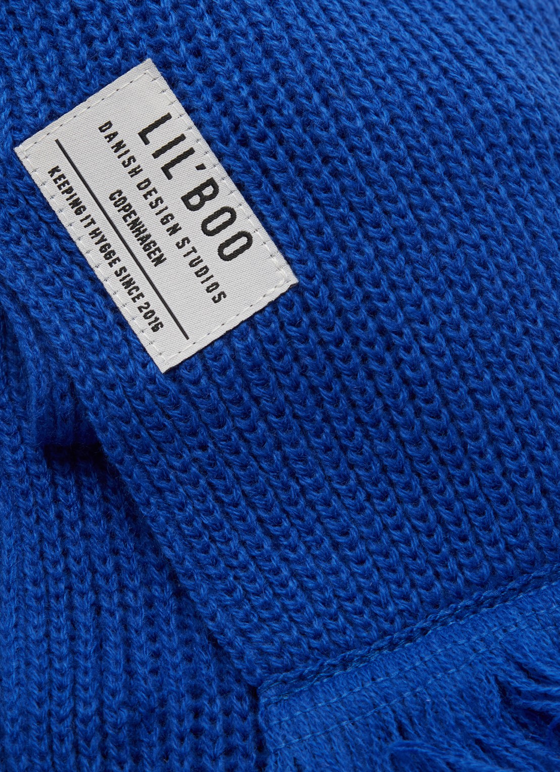 Lil' Boo Hygge grofgebreide sjaal met logo - detail 2 kobaltblauw