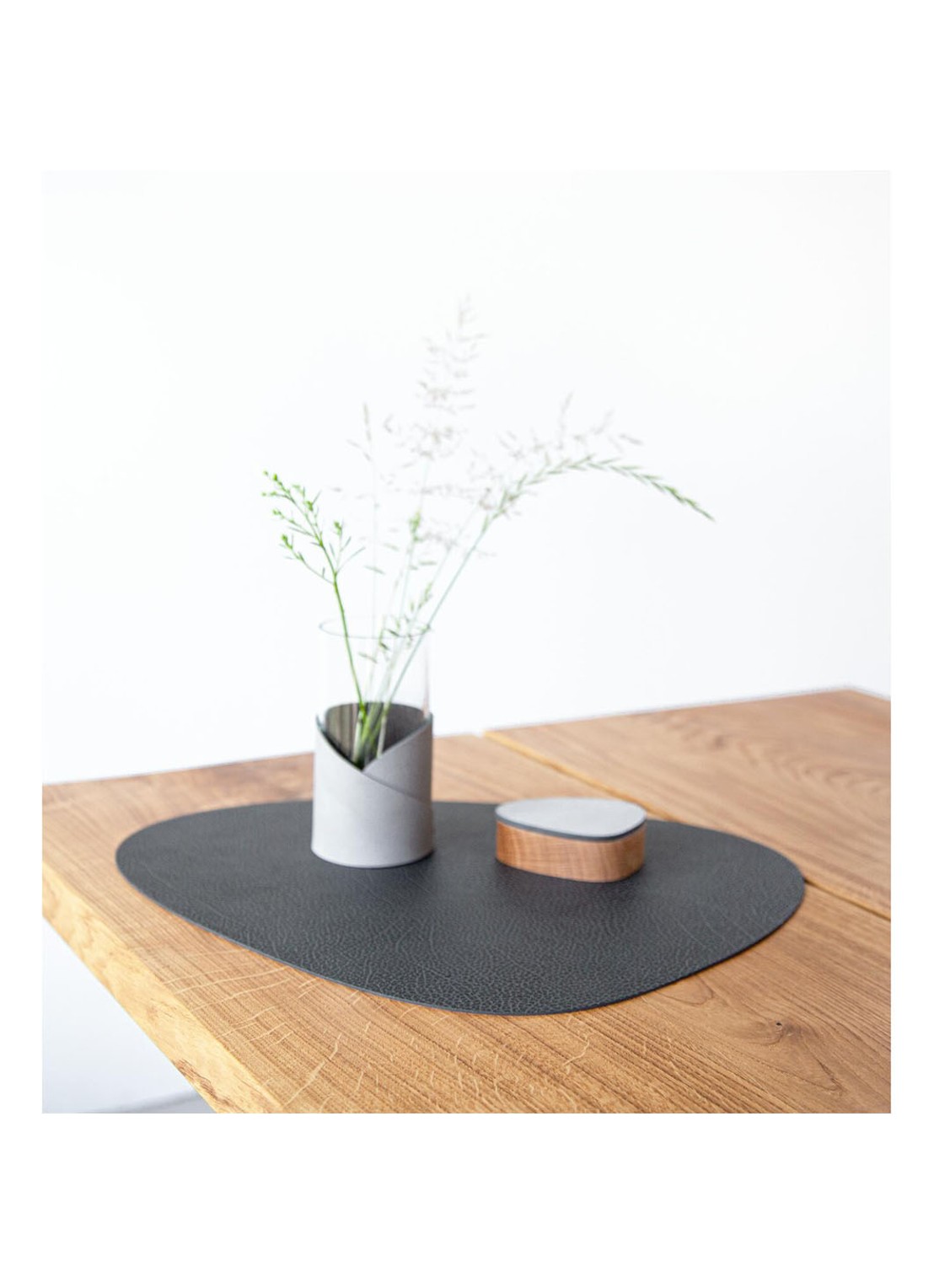 LIND DNA Curve placemat van  leer 37 x 44 cm - achterkant antraciet