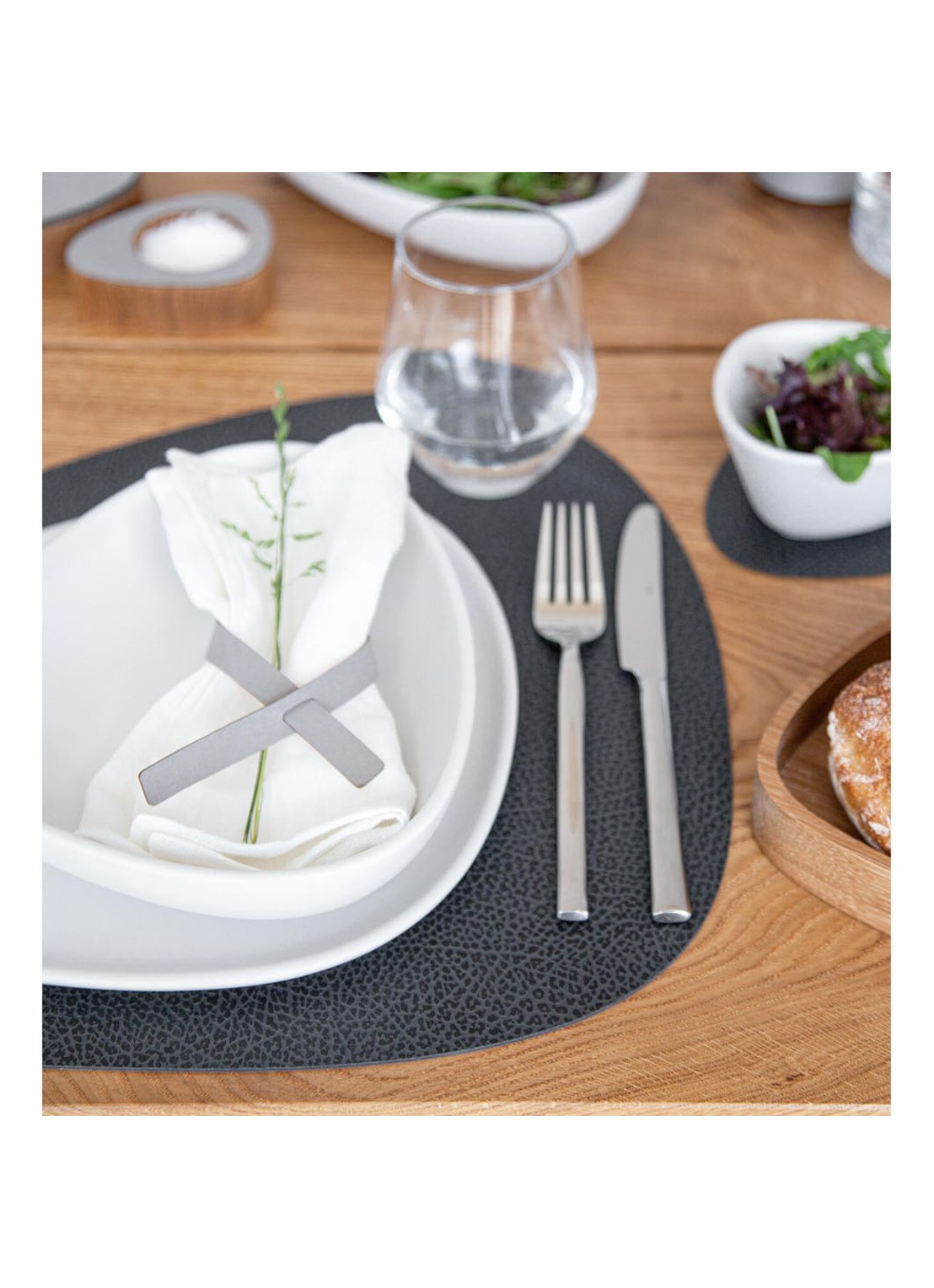 LIND DNA Curve placemat van  leer 37 x 44 cm - detail 4 antraciet