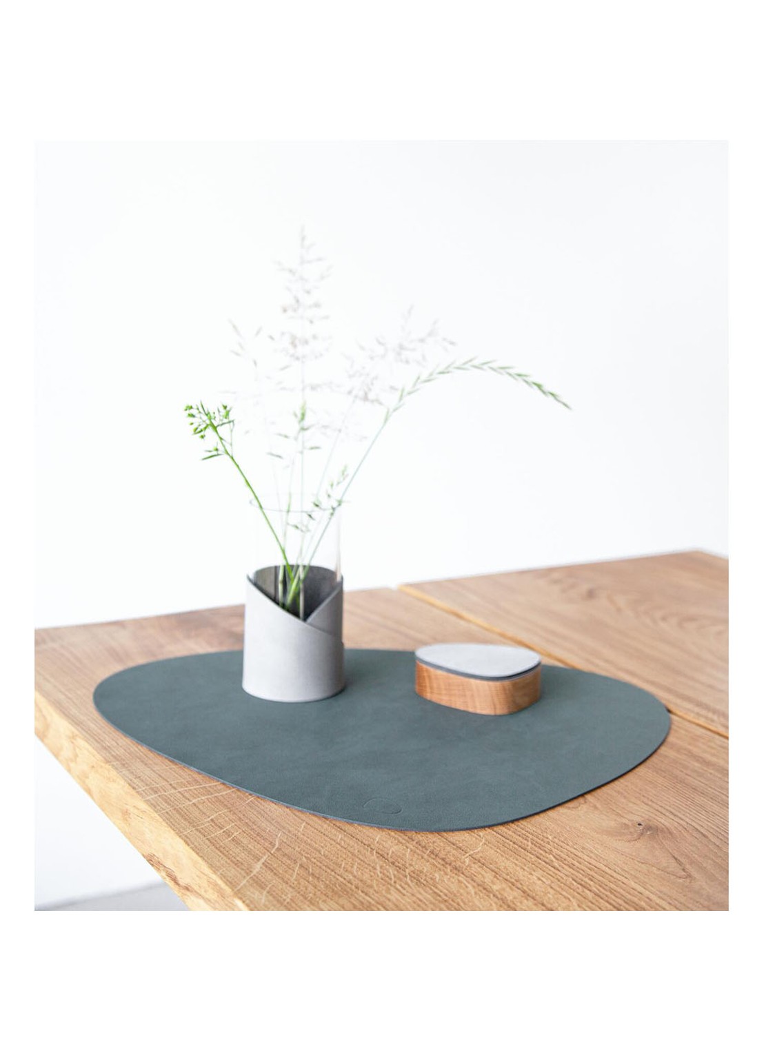 LIND DNA Curve placemat van  leer 37 x 44 cm - achterkant donkerkhaki