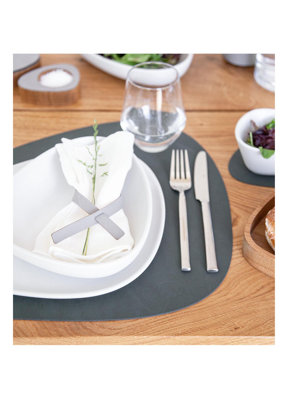 LIND DNA Curve placemat van  leer 37 x 44 cm - detail 2 donkerkhaki