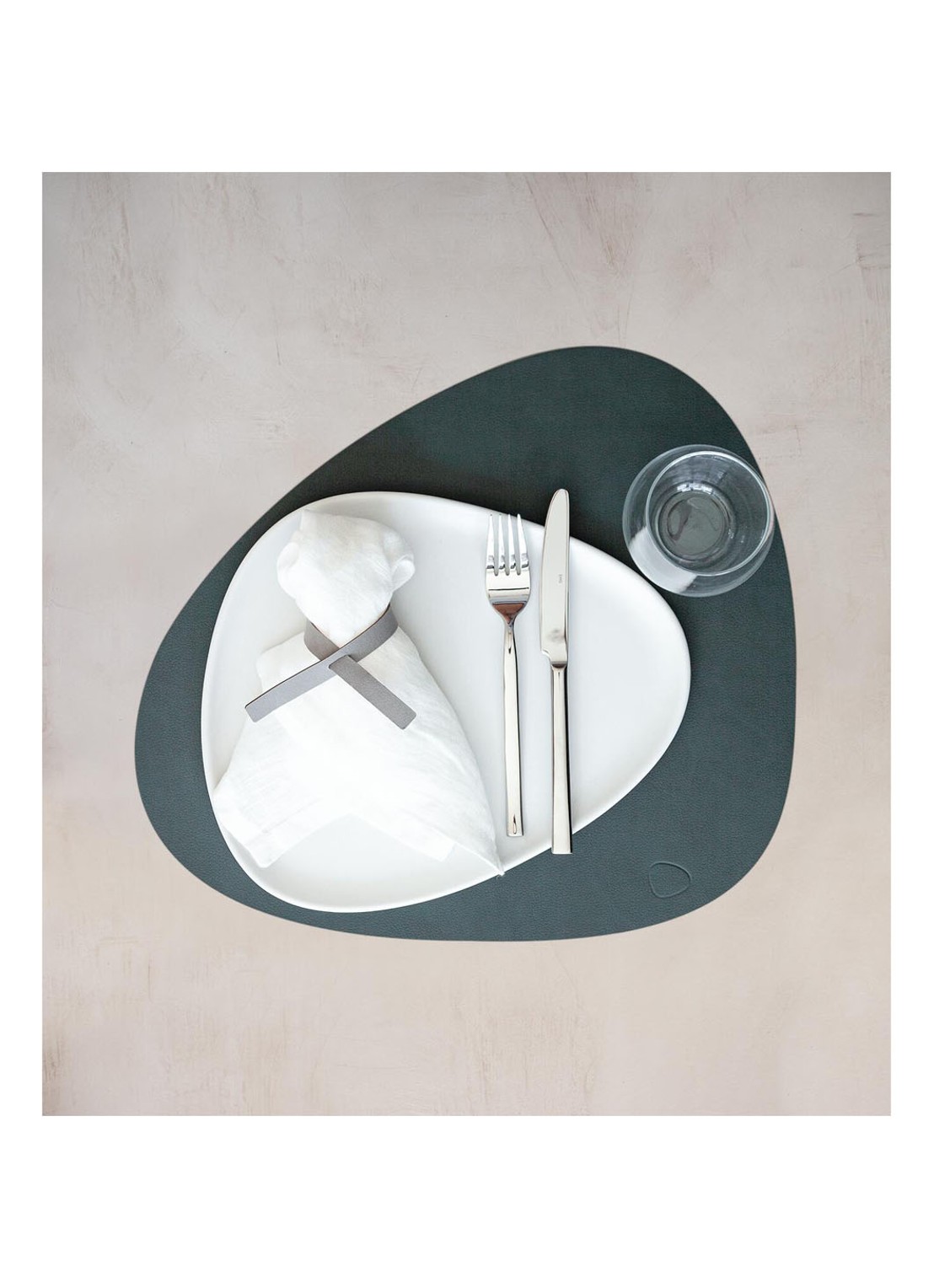 LIND DNA Curve placemat van  leer 37 x 44 cm - voorkant 4 donkerkhaki