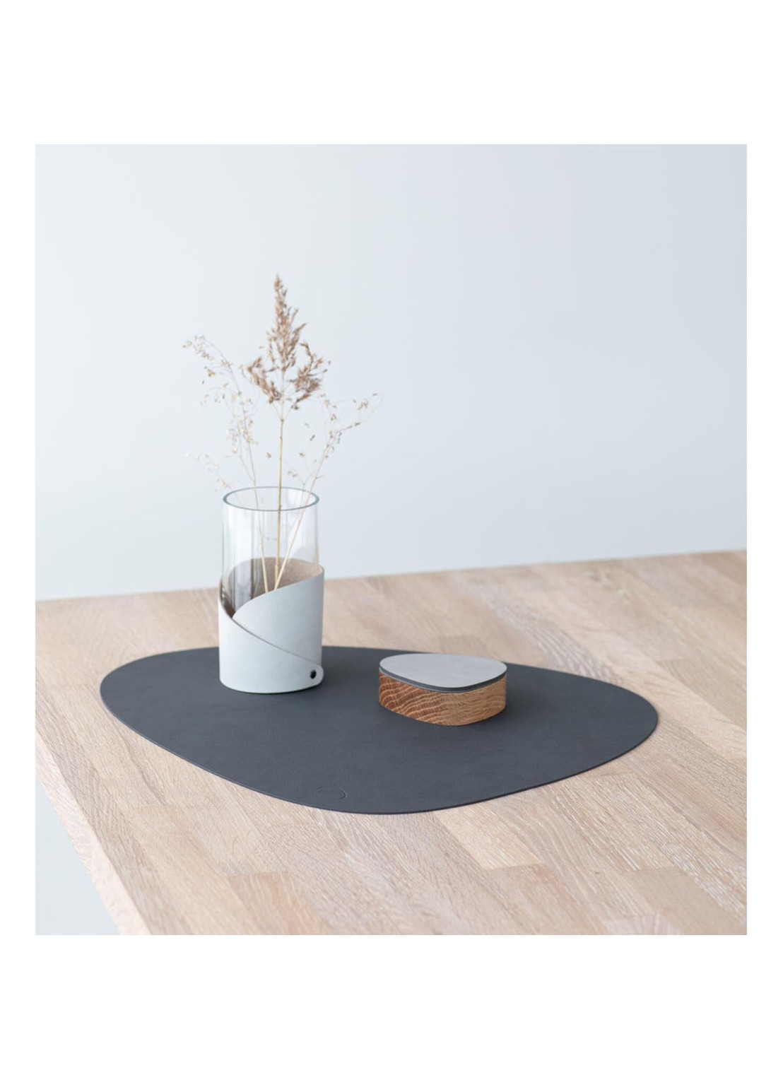 LIND DNA Curve placemat van  leer 37 x 44 cm - detail 3 antraciet