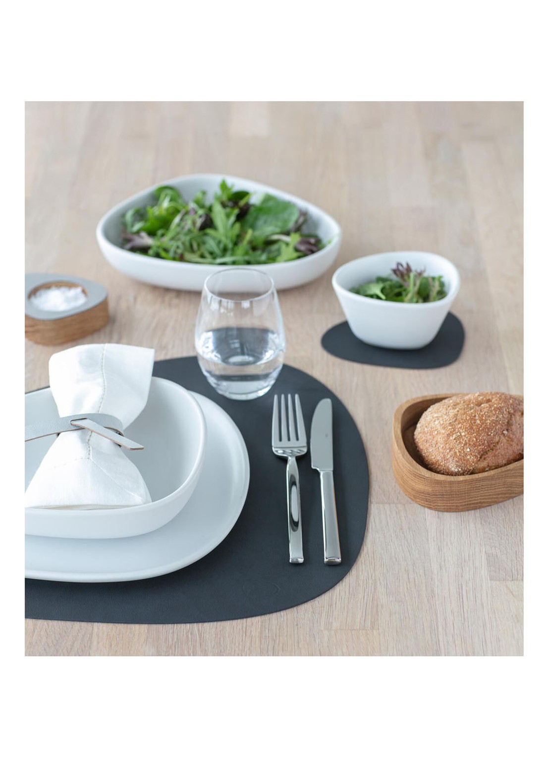 LIND DNA Curve placemat van  leer 37 x 44 cm - detail 4 antraciet